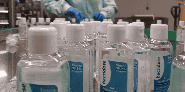 « Nous avons multiplié par vingt les moyens dévolus à ce produit sur nos lignes. Cette croissance de la production marque notre contribution à la crise sanitaire du Covid-19 et se traduit pour nos salariés, à un passage à 3 x 8 heures (au lieu de deux en moyenne), avec travail de nuit et le samedi », souligne Dominique Lecomte, directeur général adjoint des Laboratoires Gilbert.