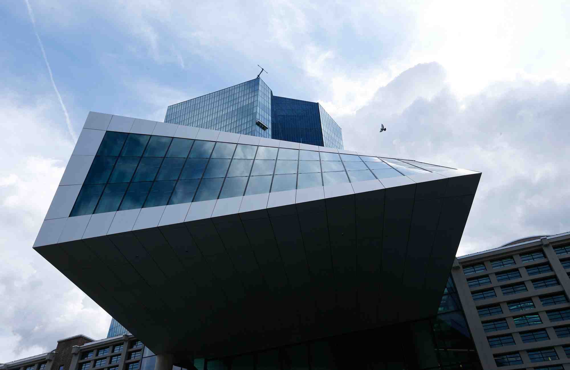 La bce doit surveiller les anticipations d'inflation, dit de guindos