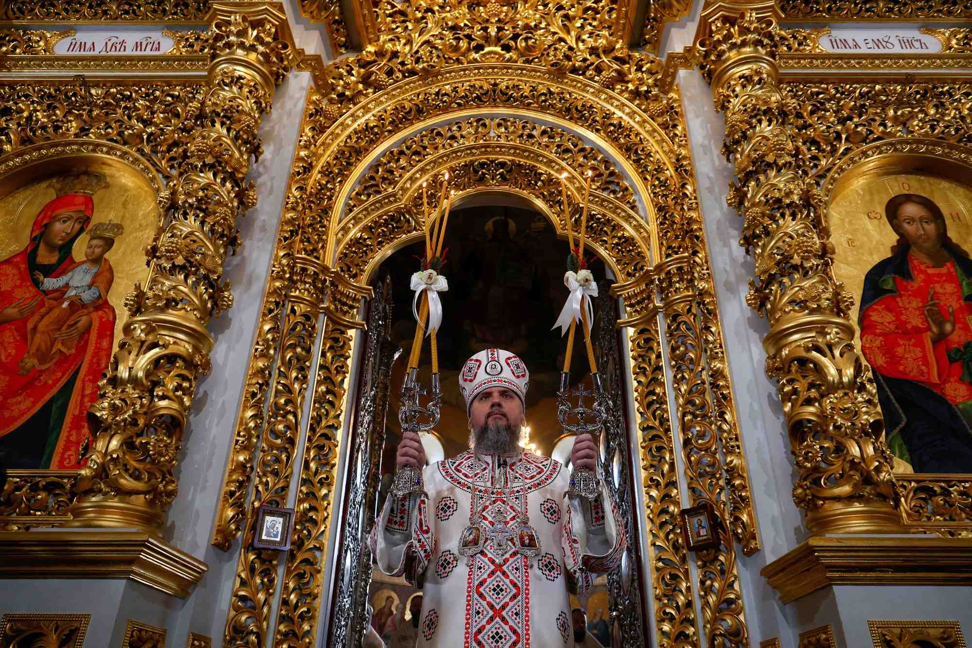 Le metropolite epifaniy i, chef de l'eglise orthodoxe d'ukraine, dirigeant un service de noel a l'interieur de la cathedrale uspenskyi (sainte dormition)