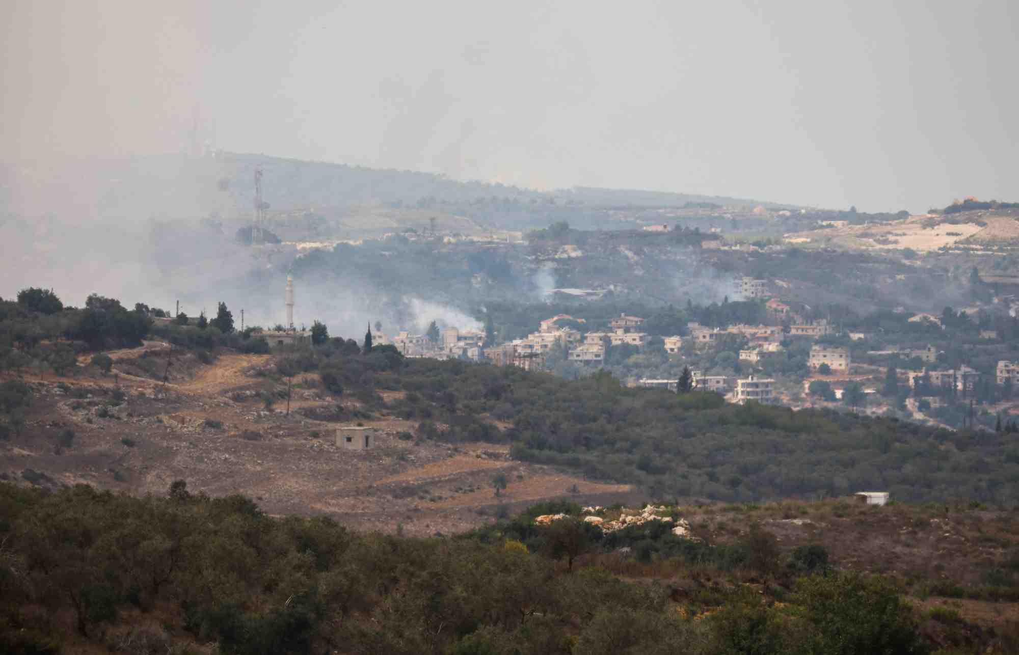 Une vue depuis la ville libanaise de marwahin sur la fumee s'elevant du village de dhayra