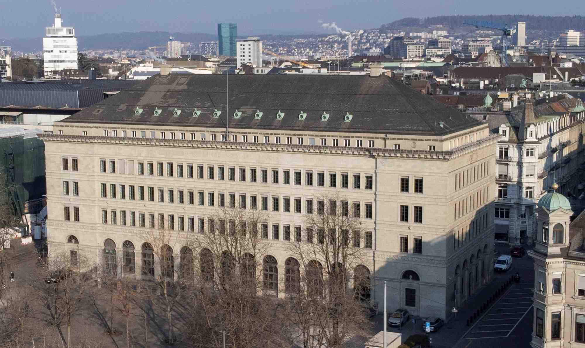 La vue generale montre le batiment de la banque nationale suisse a zurich