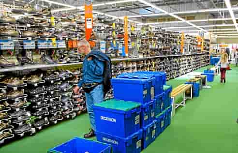 Une personne regarde des chaussures de sport, le 07 avril 2004 à Villeneuve-d'Asq, dans un magasin du producteur et distributeur d'articles de sport français Décathlon.