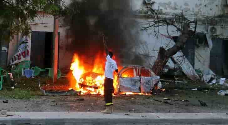 Attentat a la voiture piegee a mogadiscio, huit morts