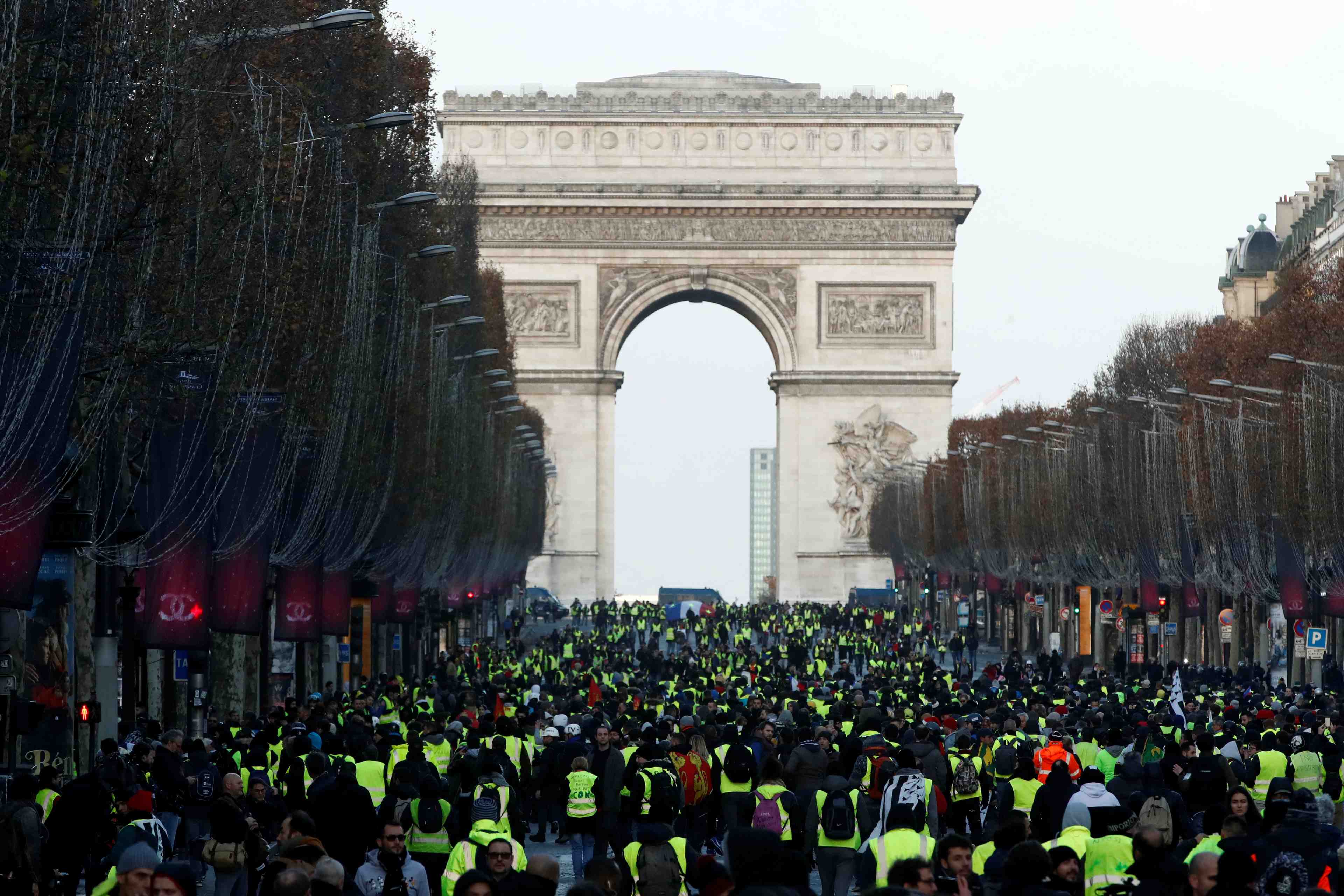 "gilets jaunes": des centaines d'interpellations a paris