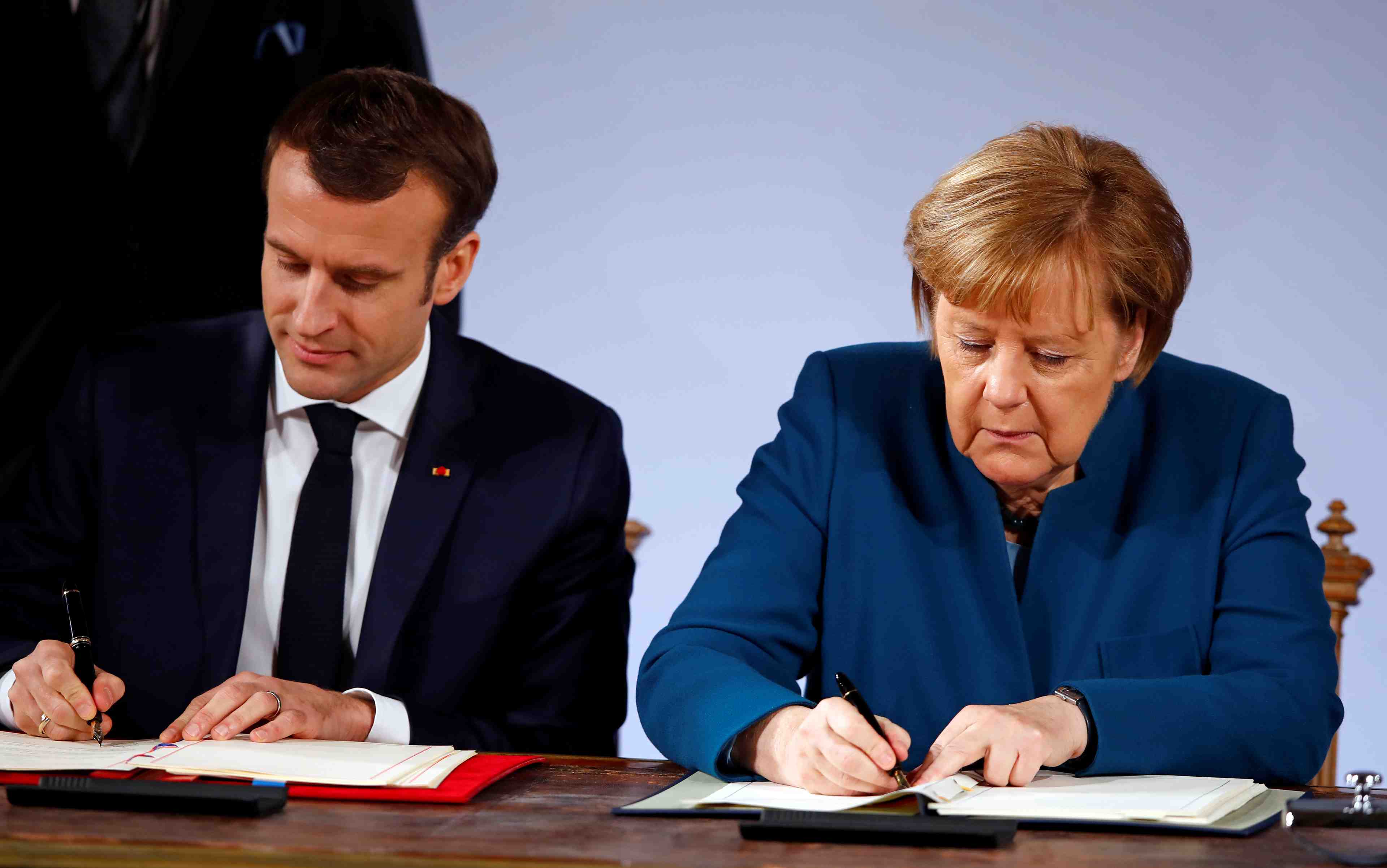 Macron et merkel signent un traite de convergence