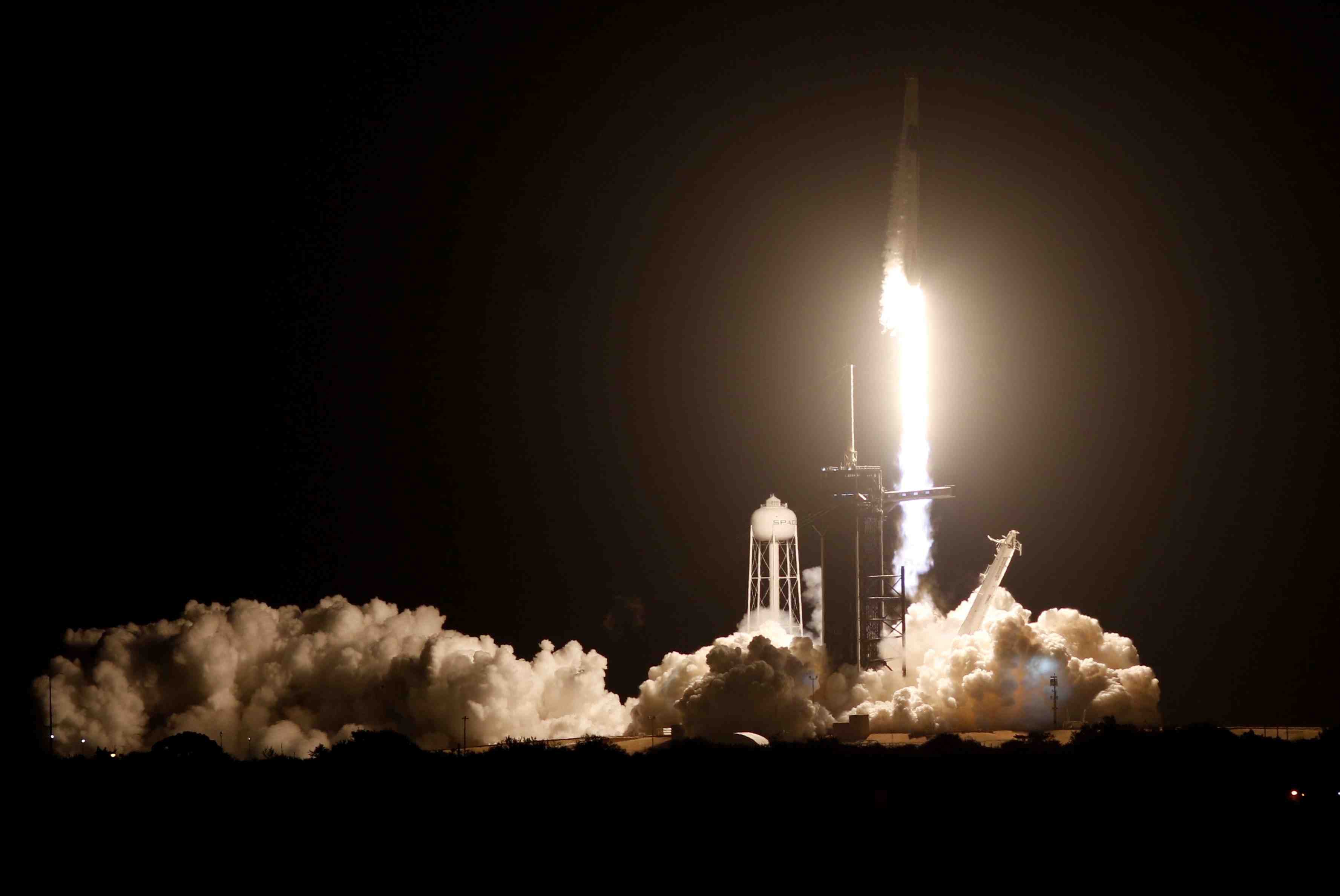 La capsule de spacex s'est amarree a la station spatiale