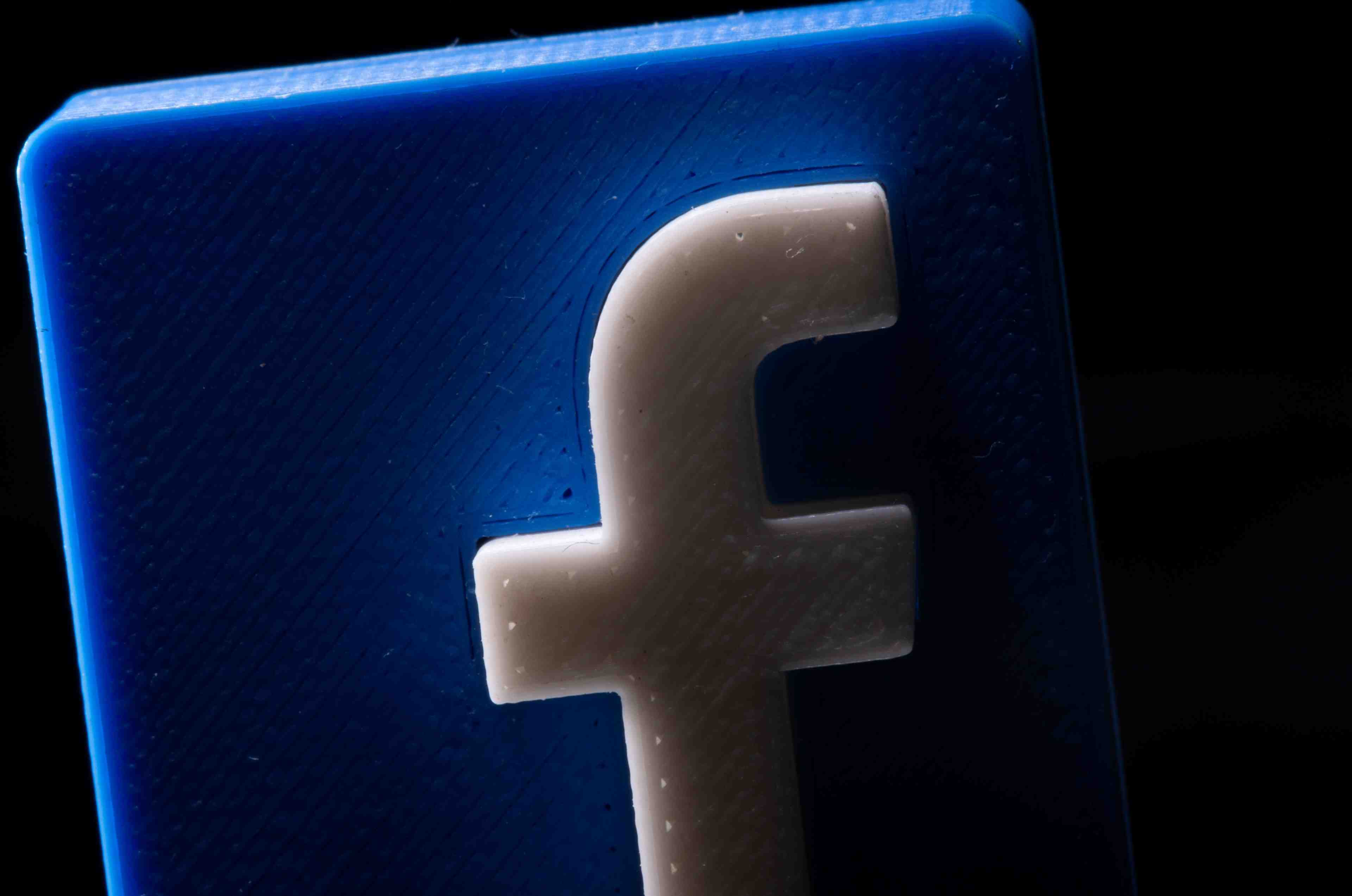Vaccins: facebook se defend de "tuer des gens"
