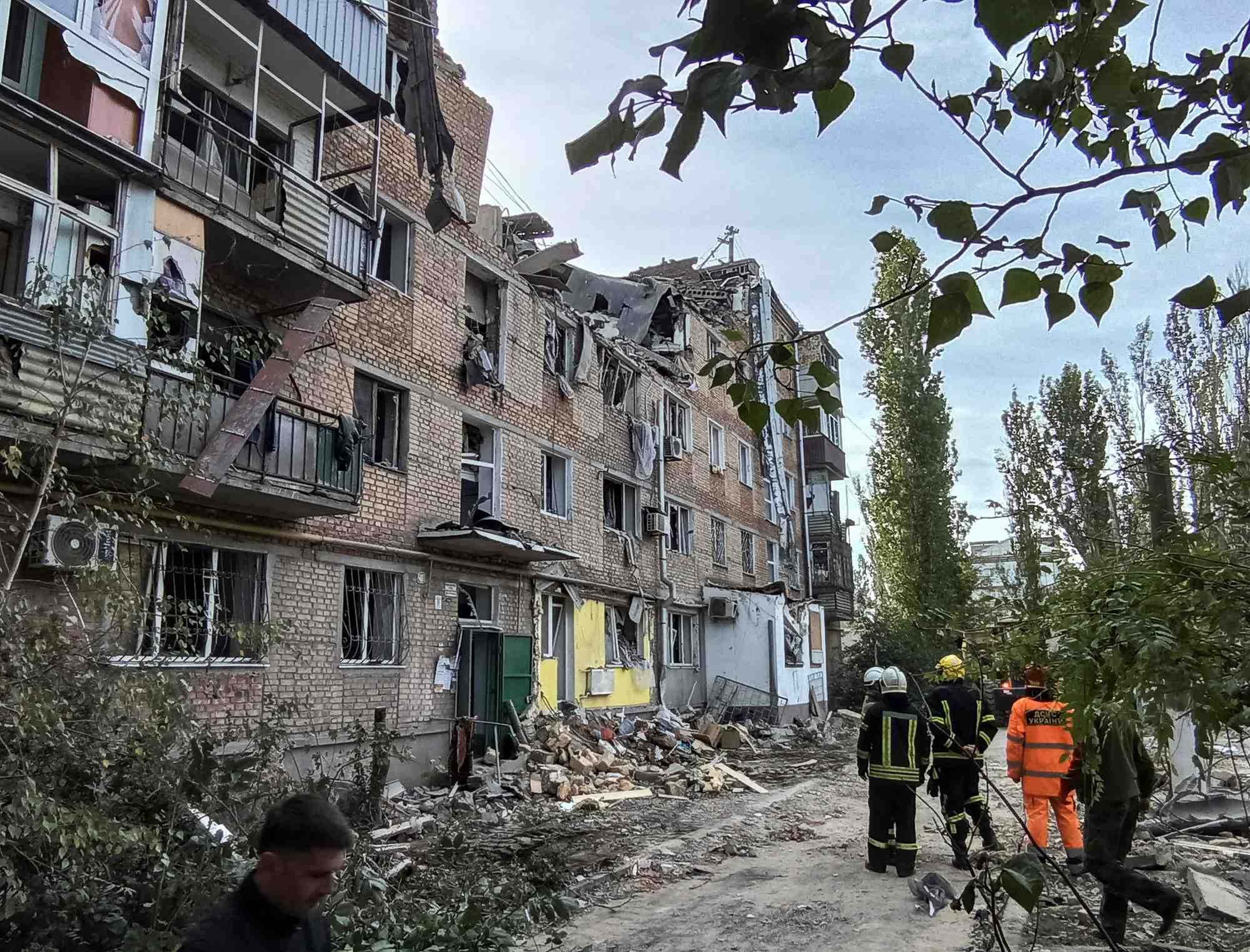 Des sauveteurs travaillent sur le site d'un immeuble d'habitation endommage a mykolaiv
