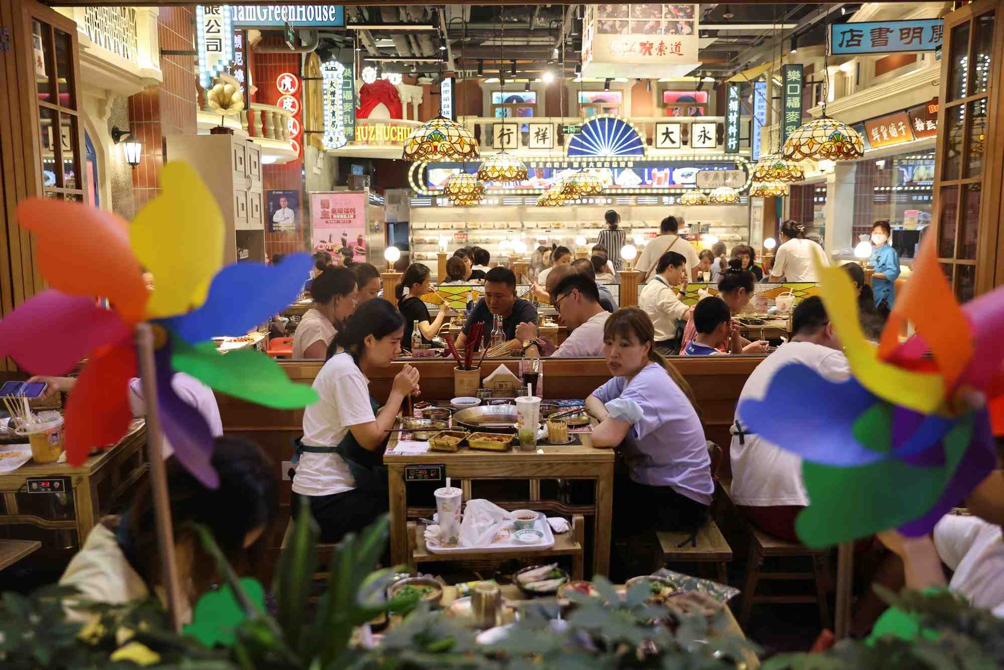 Des clients dinent dans un restaurant dans une zone commerciale a pekin