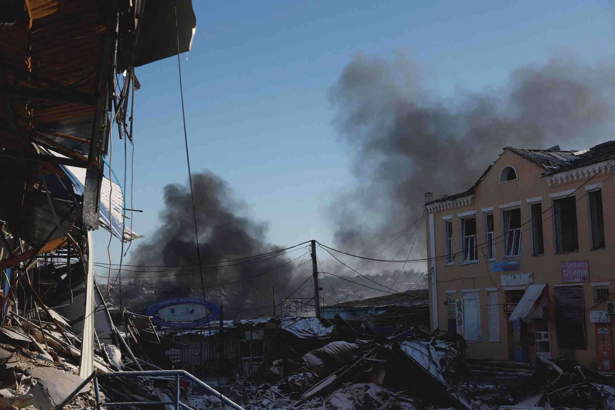Des panaches de fumee s'elevent du site d'une frappe russe