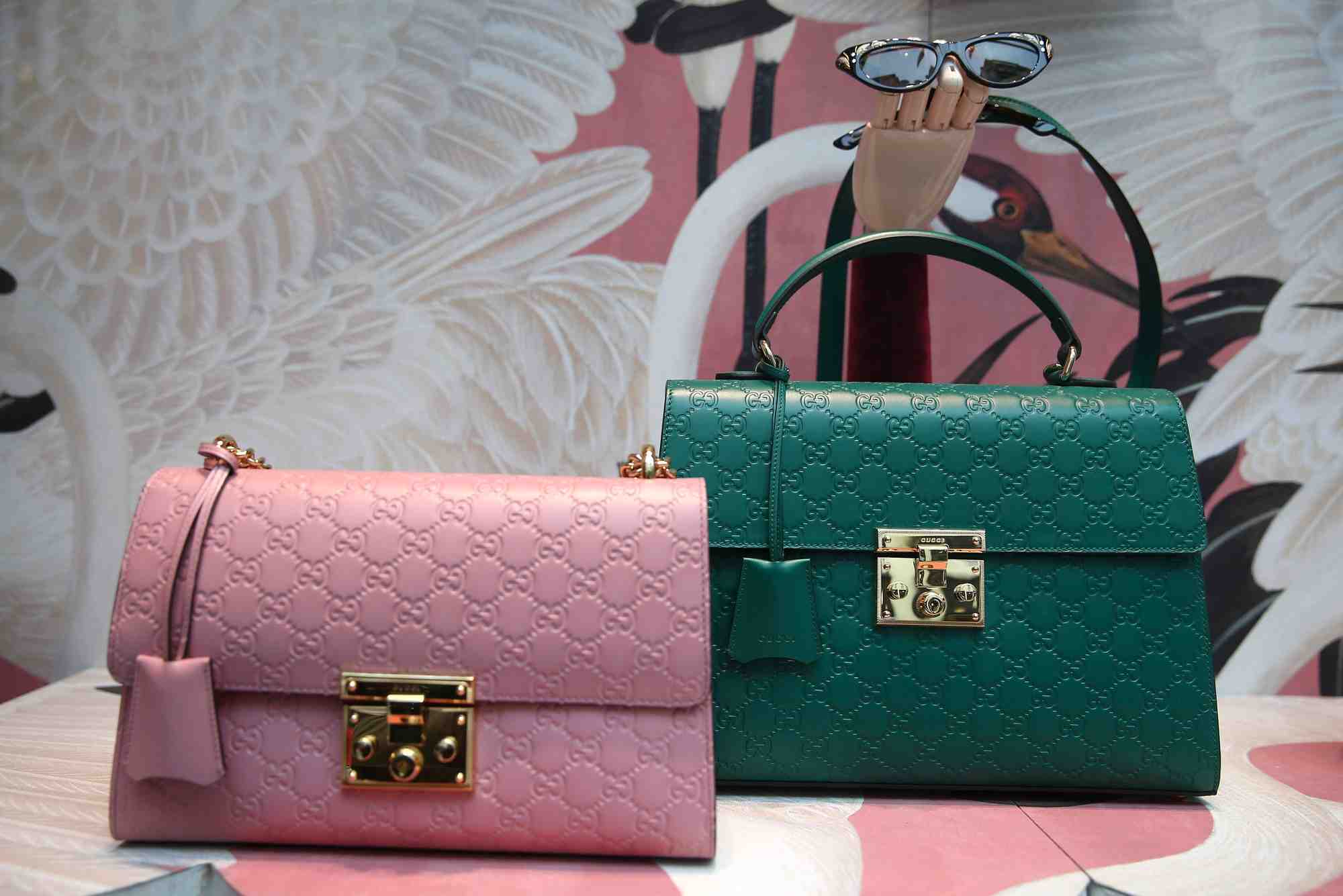 Photo d'archives de sacs gucci dans un magasin a londres
