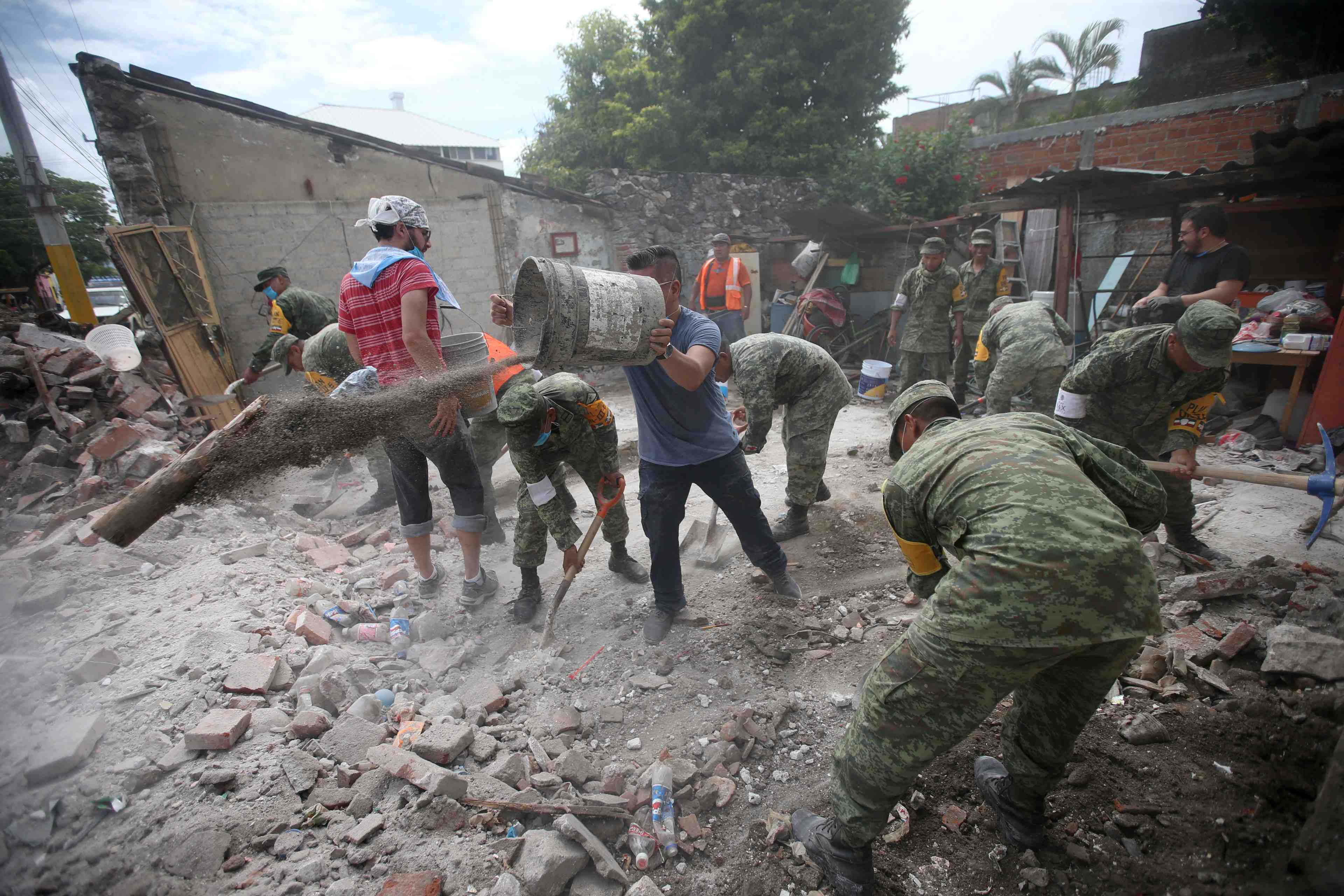 Les secouristes s'activent au mexique, 233 morts comptabilises
