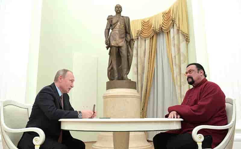 Steven Seagal, émissaire de choc pour la Russie