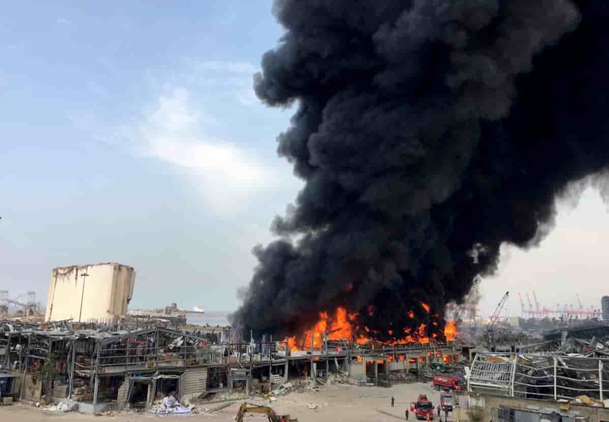 Incendie en cours dans un entrepot du port de beyrouth