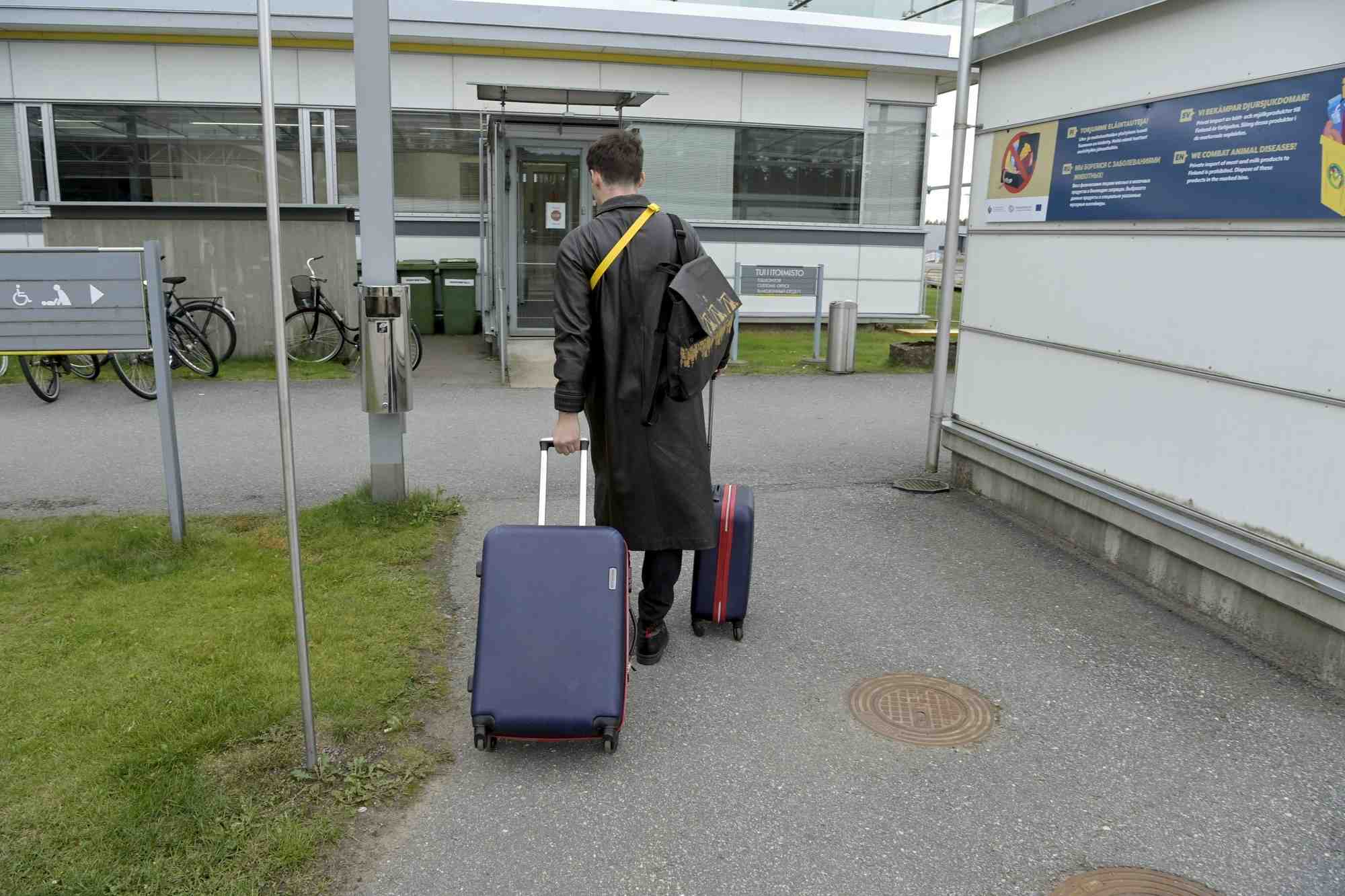 Un jeune russe arrive au poste de controle frontalier de vaalimaa, en finlande.