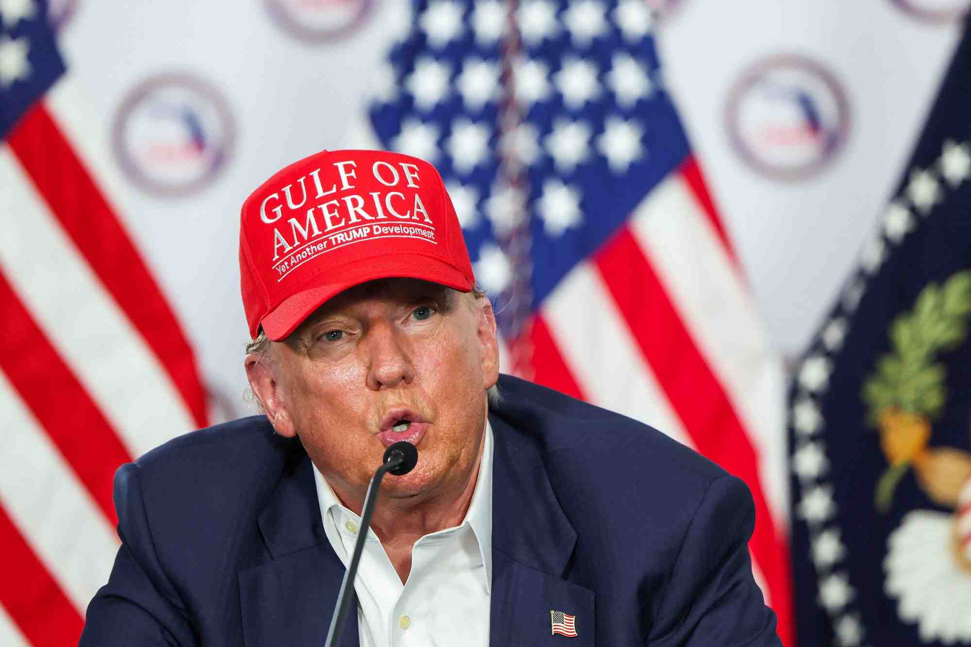 Les droits de douane de Trump menacent le commerce mondial avant le 9 juillet, forçant les nations à choisir entre accords, délais ou surtaxes.