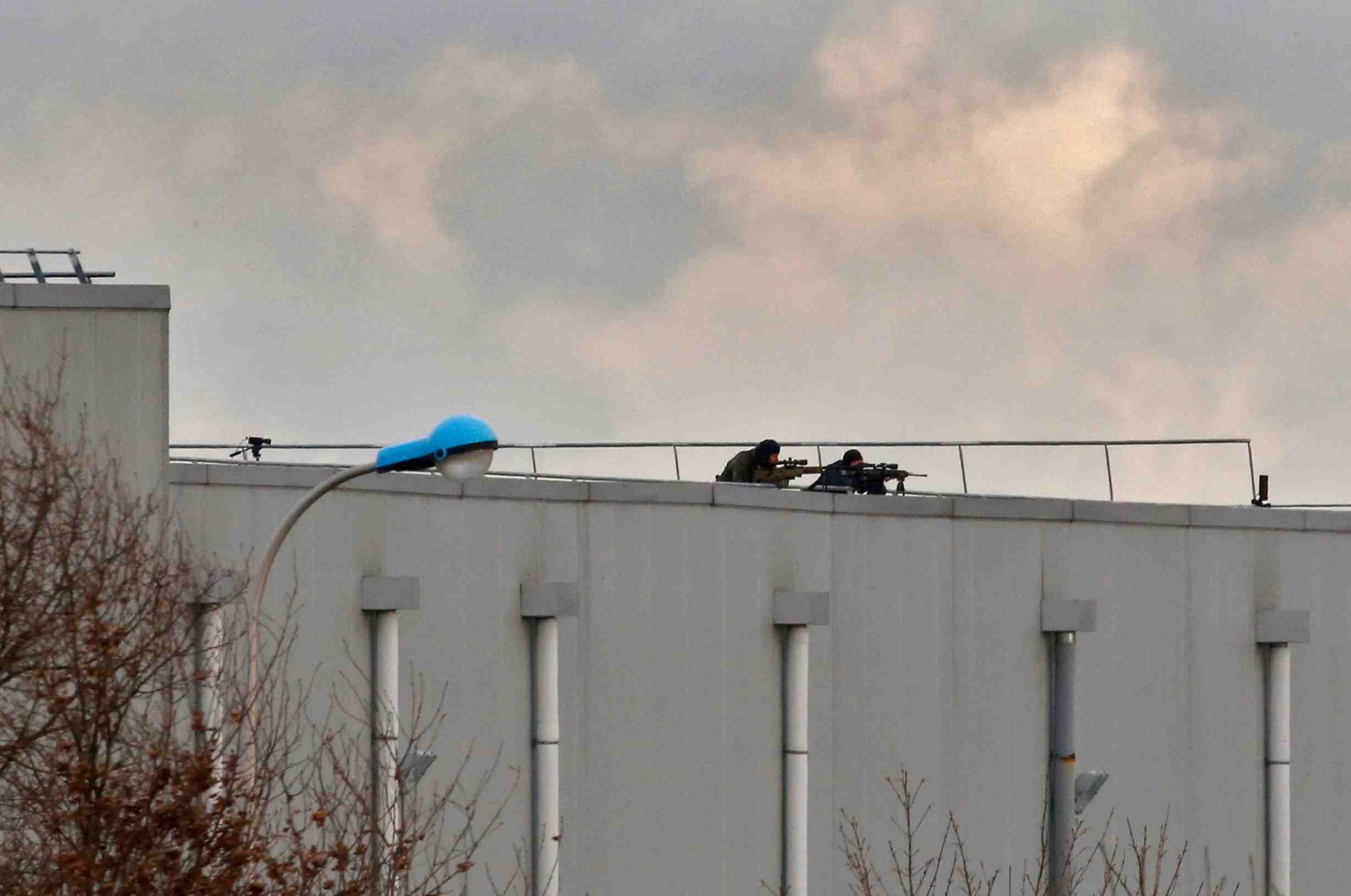Les deux suspects de la tuerie de charlie hebdo ont ete tues