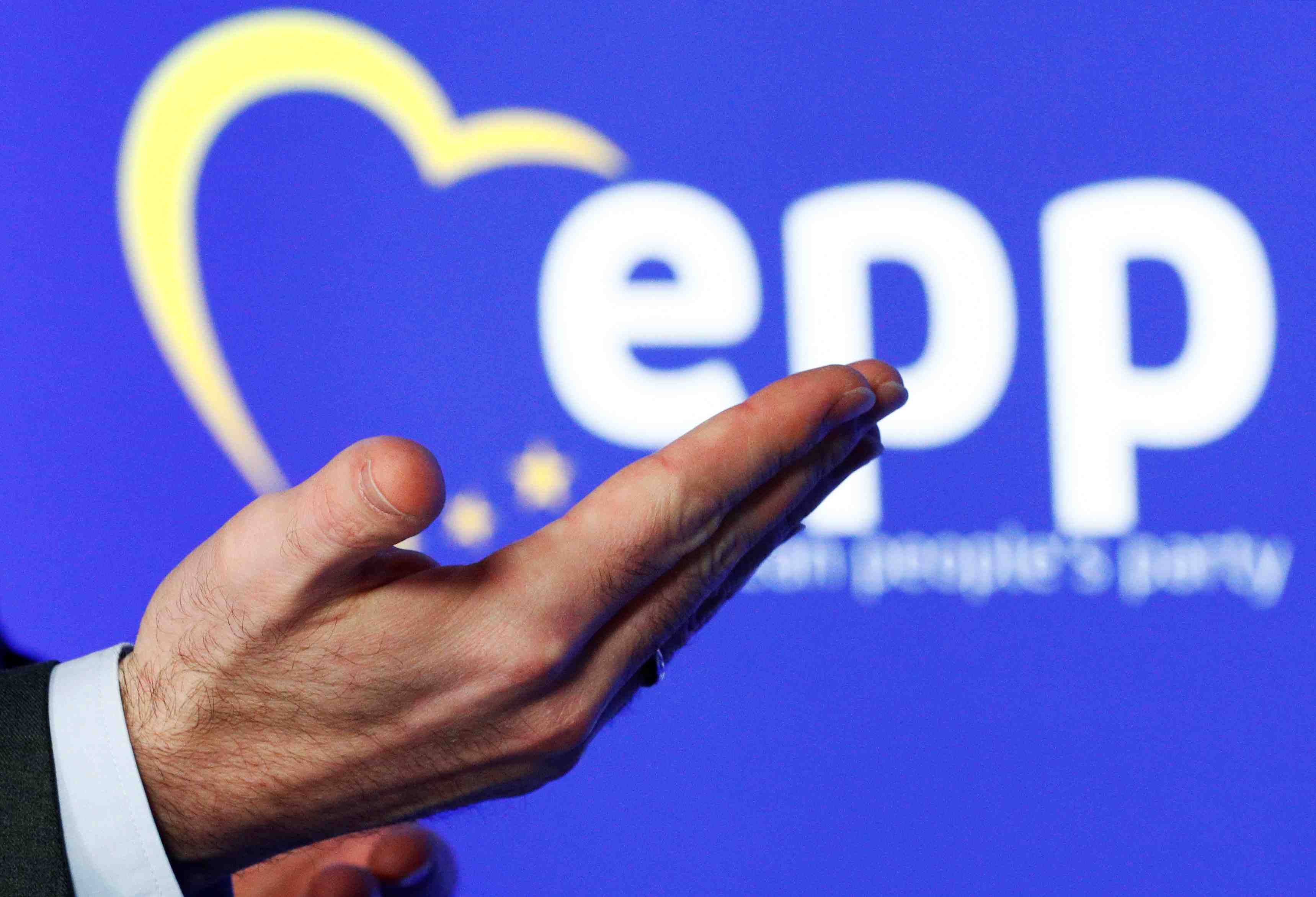 Le ppe donne en tete, l'extreme droite progresse, d'apres un sondage