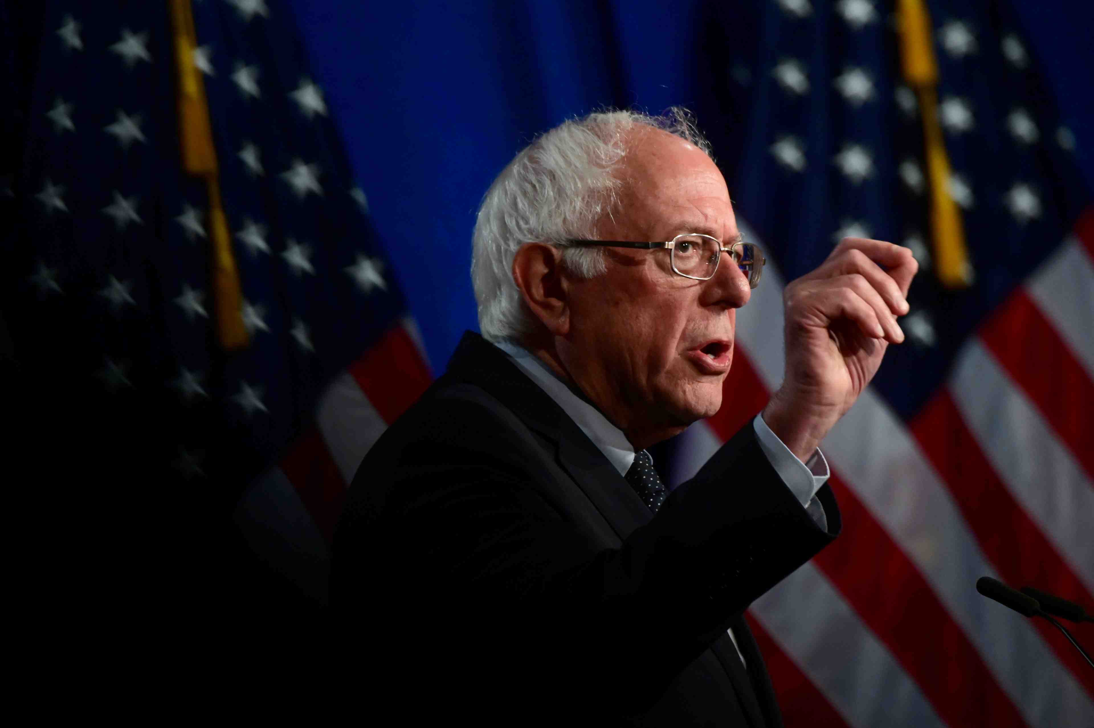 Sanders creuse l'ecart, bloomberg recule