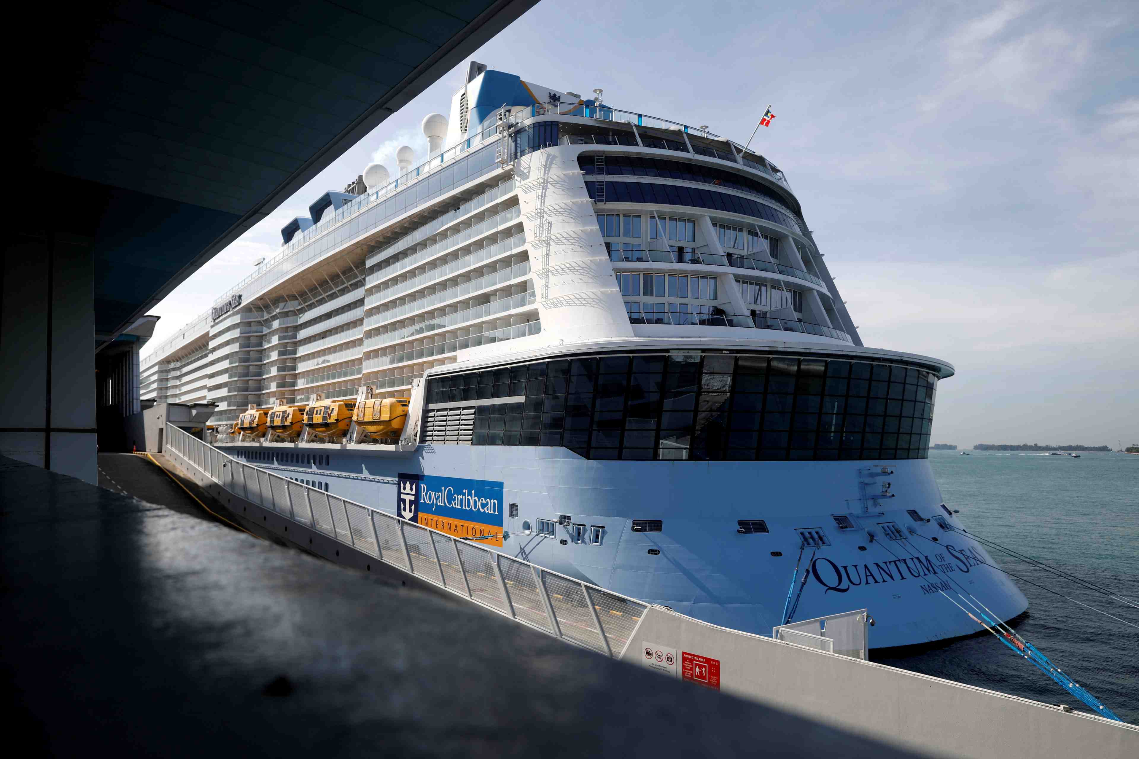 La croisiere s'isole: les passagers au depart de singapour confines apres la detection d'un cas de coronavirus