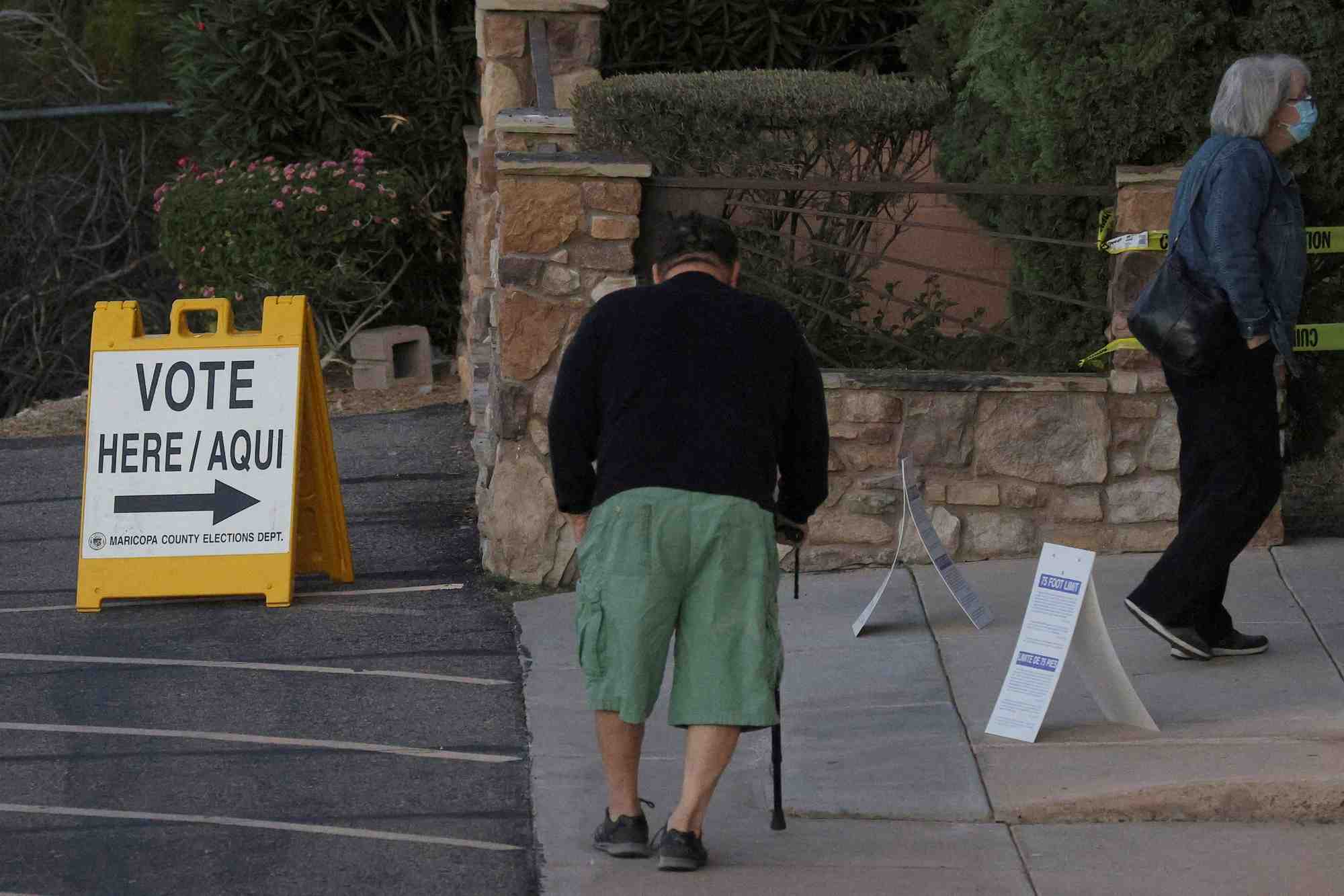 Des electeurs arrivent pour deposer leur bulletin de vote lors des elections de mi-mandat a phoenix, dans l'arizona