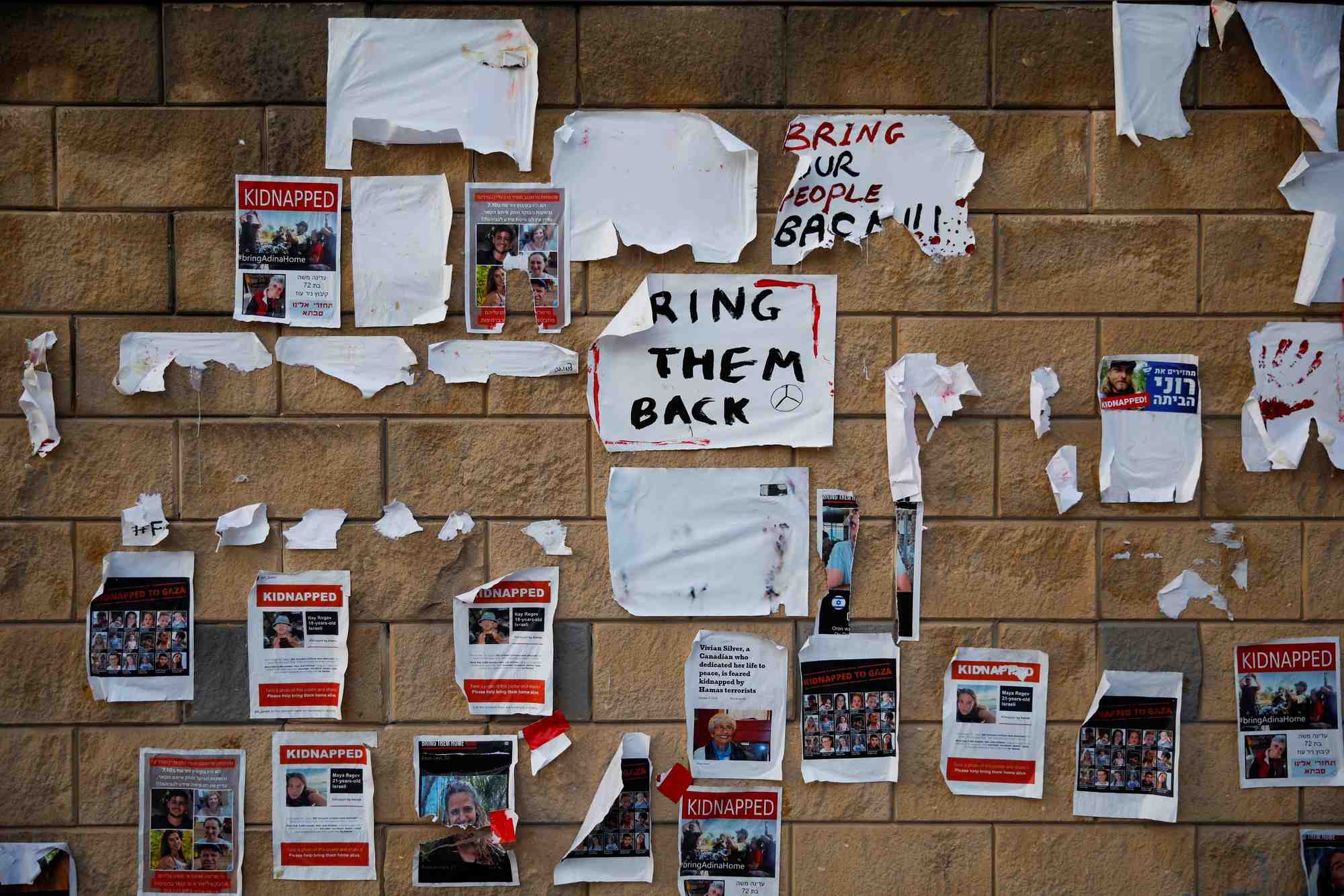 Images d'otages affichees sur un mur a tel aviv