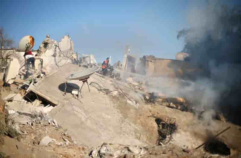 Raids israéliens et tirs de roquettes se poursuivent à Gaza
