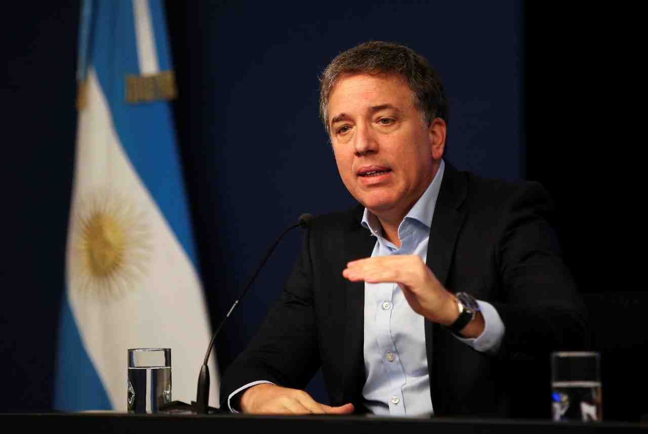 La crise économique que connaît l'Argentine s'est aggravée après le revers électoral du président Mauricio Macri lors des primaires au sein de son parti pour la présidentielle d'octobre.