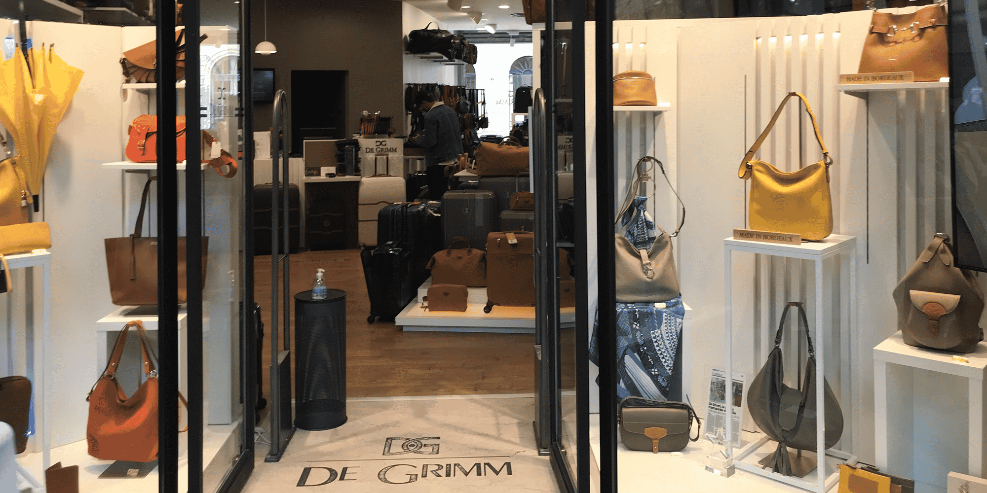 Vitrine maroquinerie De Grimm Bordeaux