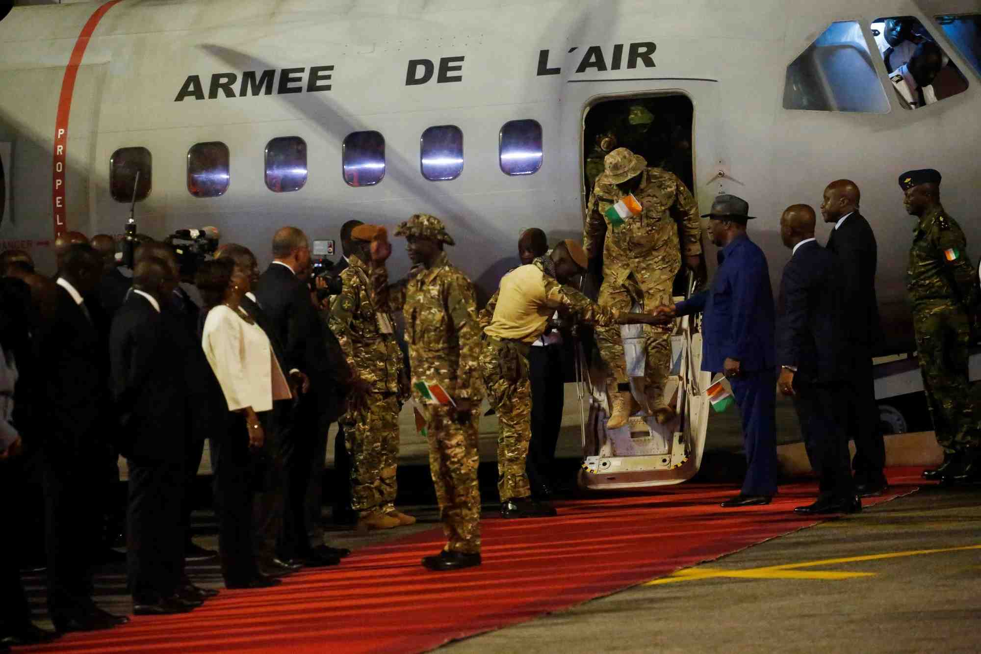 Les quarante-six soldats ivoiriens recemment gracies par la junte malienne, lors de leur arrivee a l'aeroport international felix houphouet-boigny