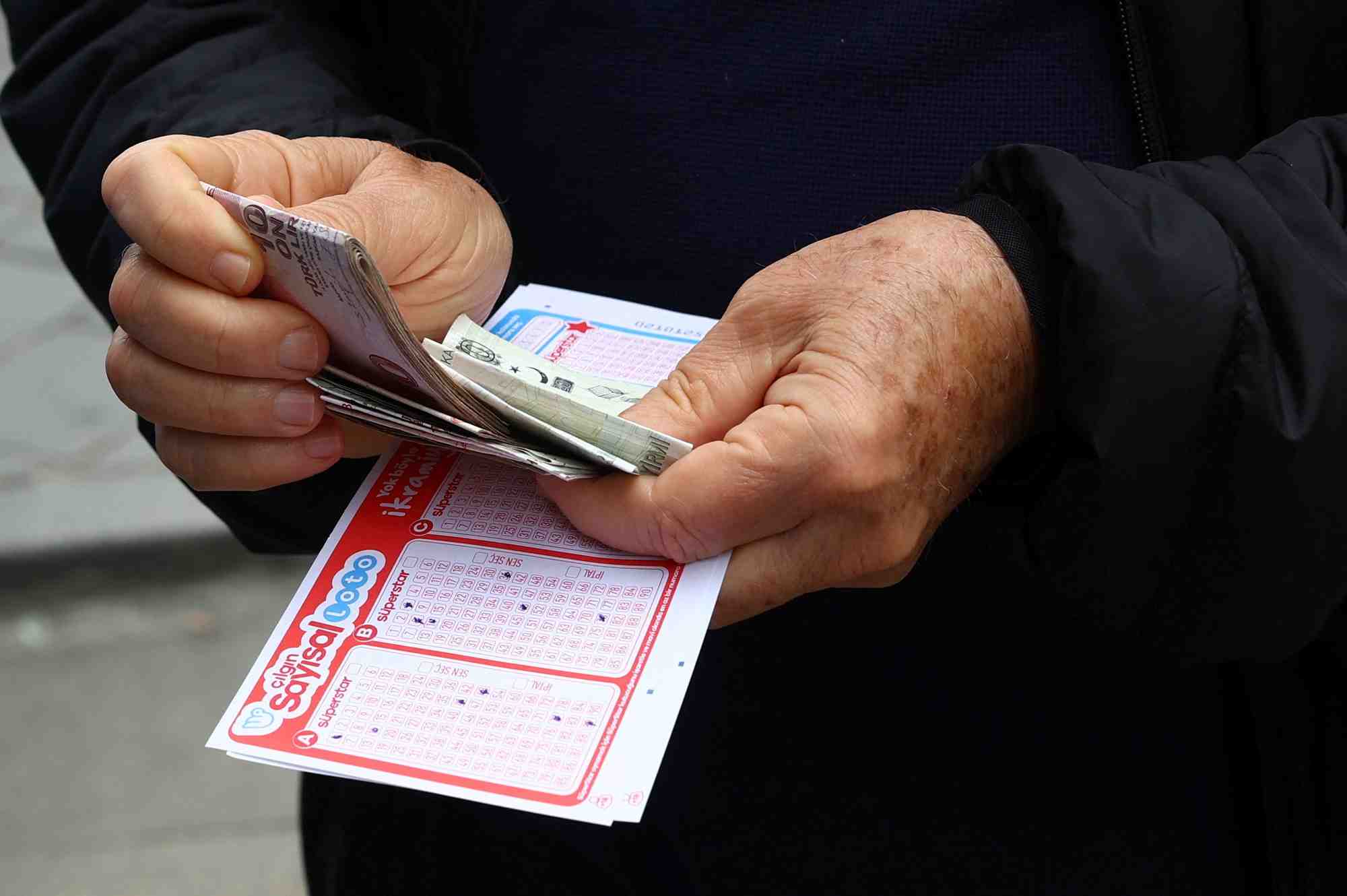 Un homme detient de l'argent et des tickets de loterie a istanbul, turquie