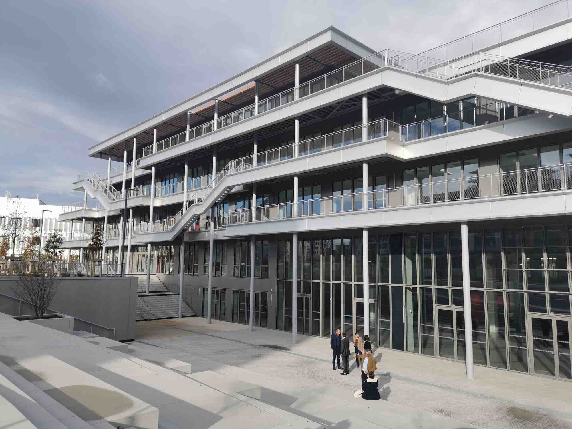 Si sa conception a été difficile entre 2018 et 2020, le nouveau bâtiment de l'EM Lyon est sorti de terre en 28 mois dans le quartier Gerland. Il accueillera ses premières promotions à la rentrée 2024.