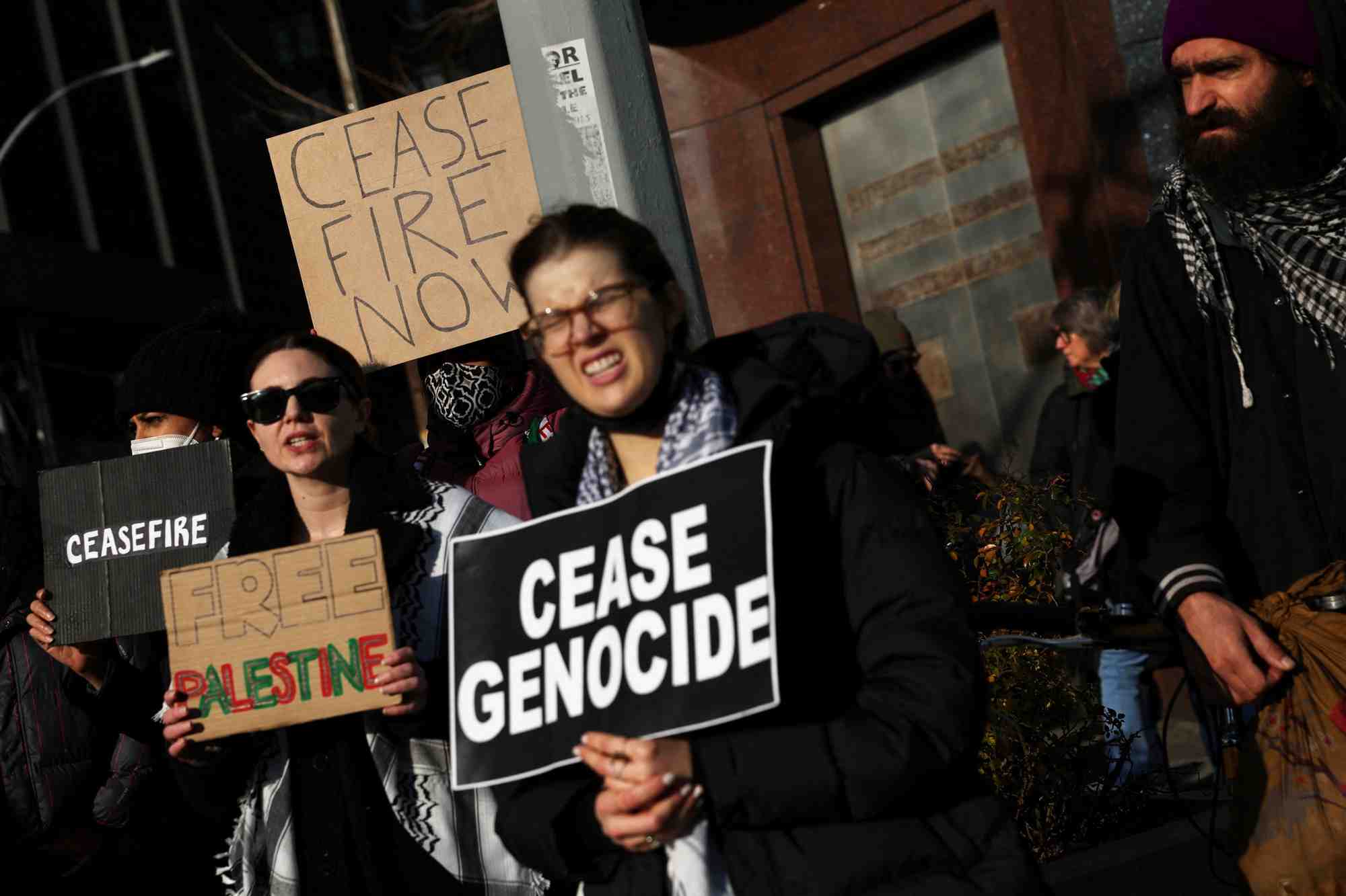 Des manifestants devant le siege des nations unies a new york