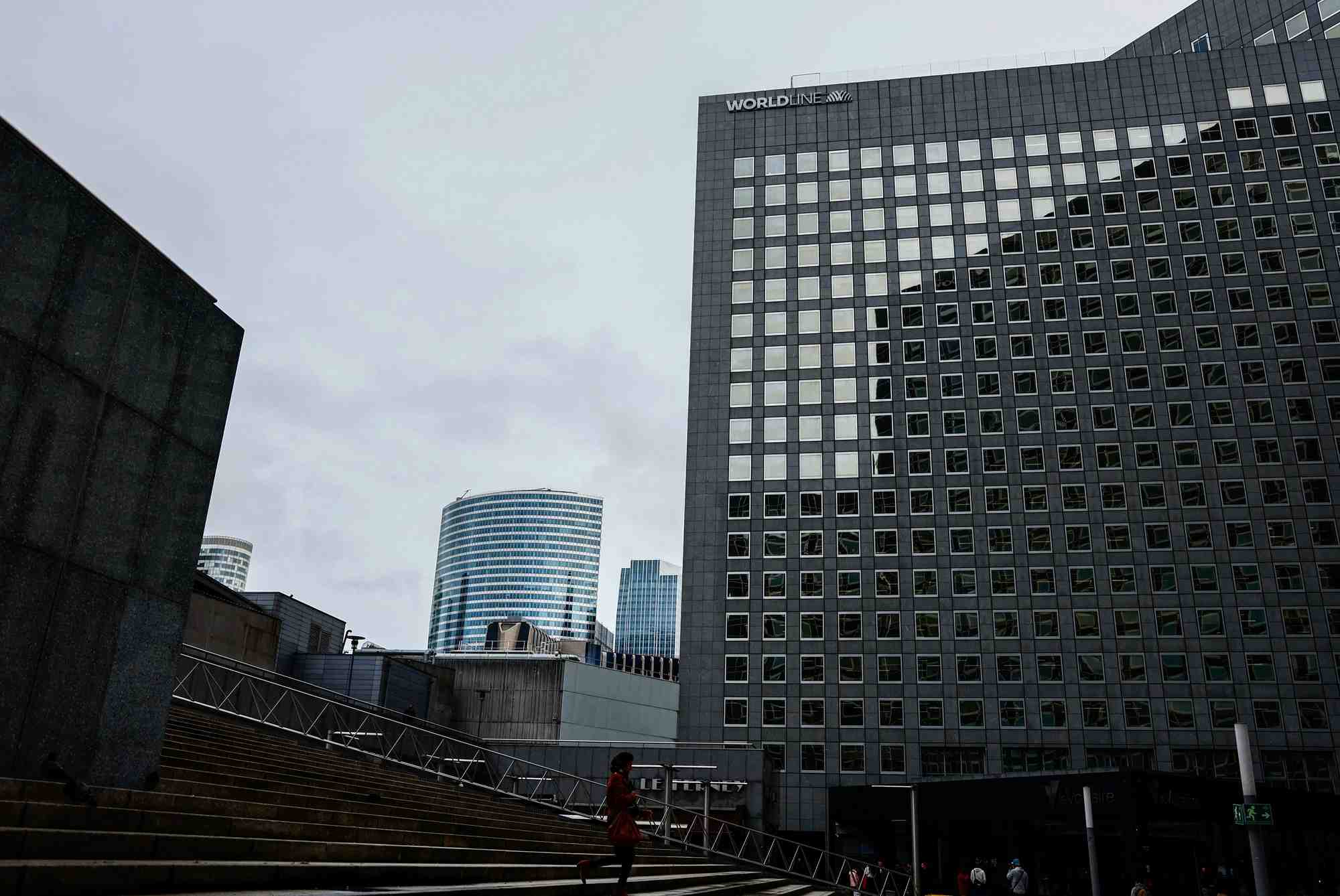 Logo de worldline au siege de l'entreprise a la defense