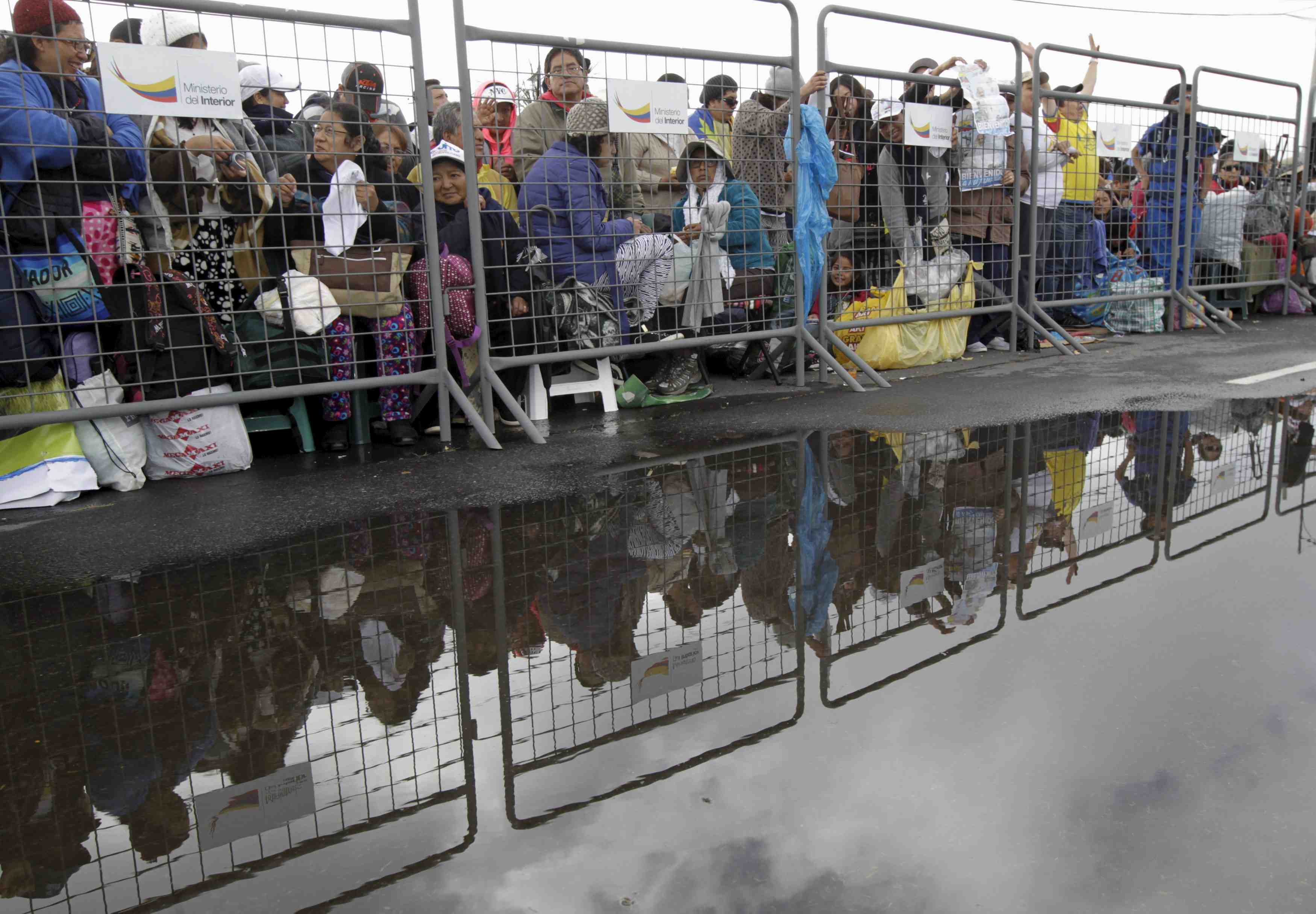 Les equatoriens bravent la pluie pour voir le pape francois