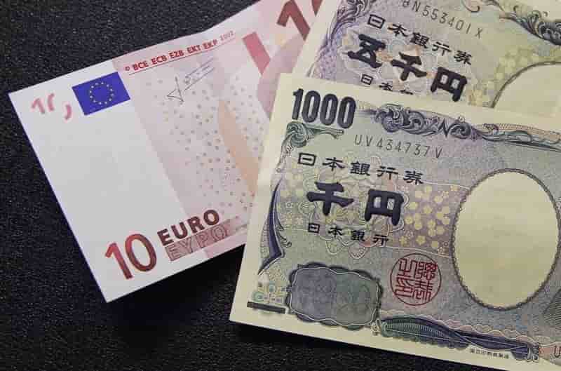 Yen et euro devraient baisser face au dollar dans les prochains mois
