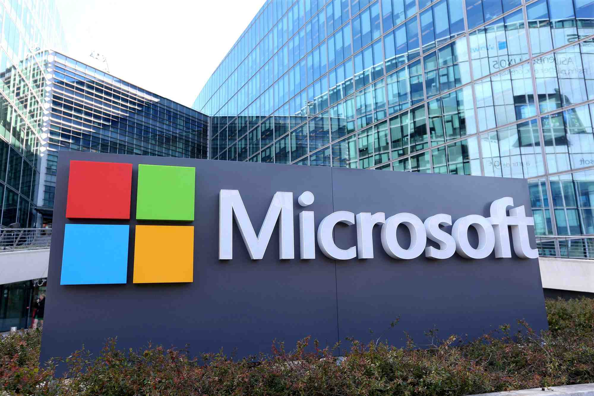 Microsoft bat les attentes au premier trimestre, aide par sa division "cloud"