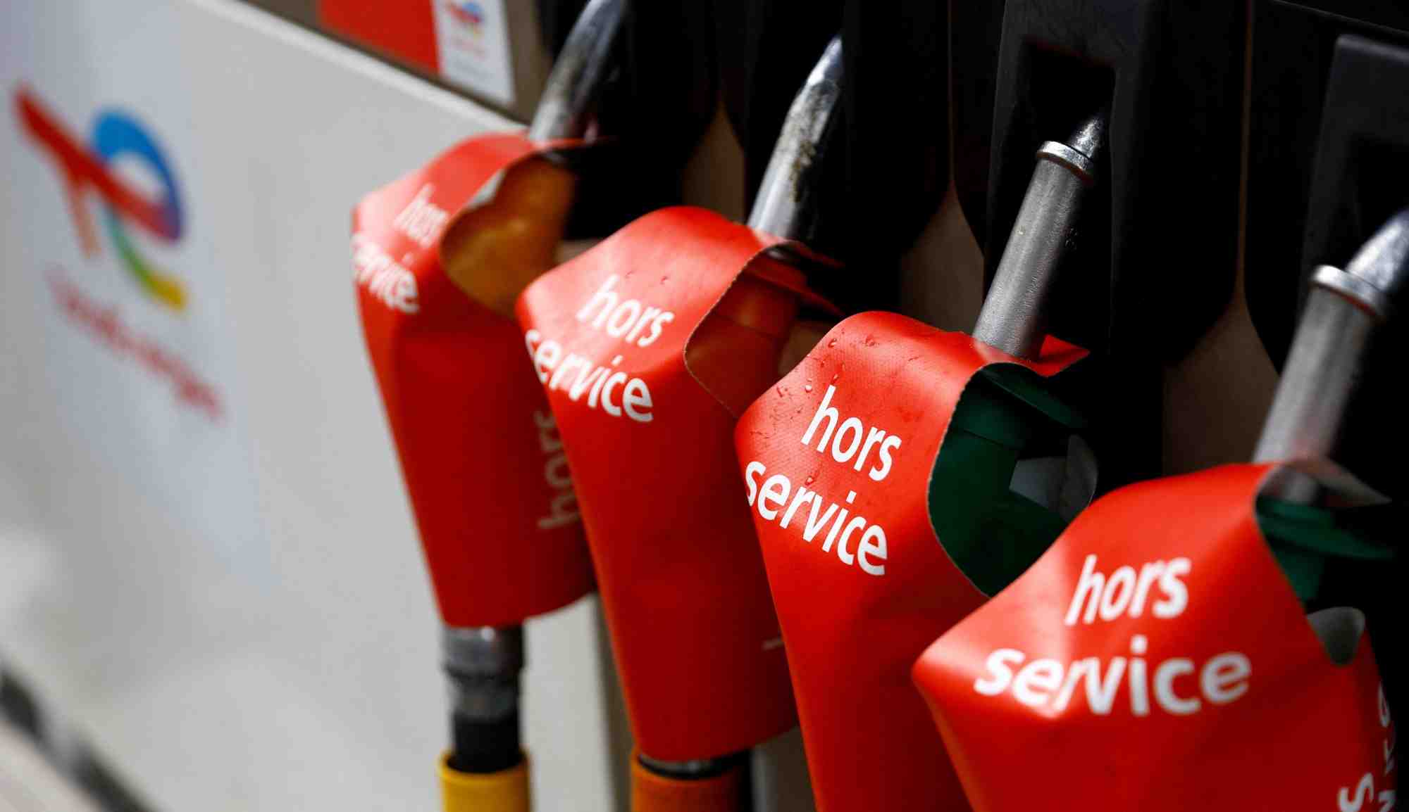 Les pompes a essence d'une station-service fermee a paris