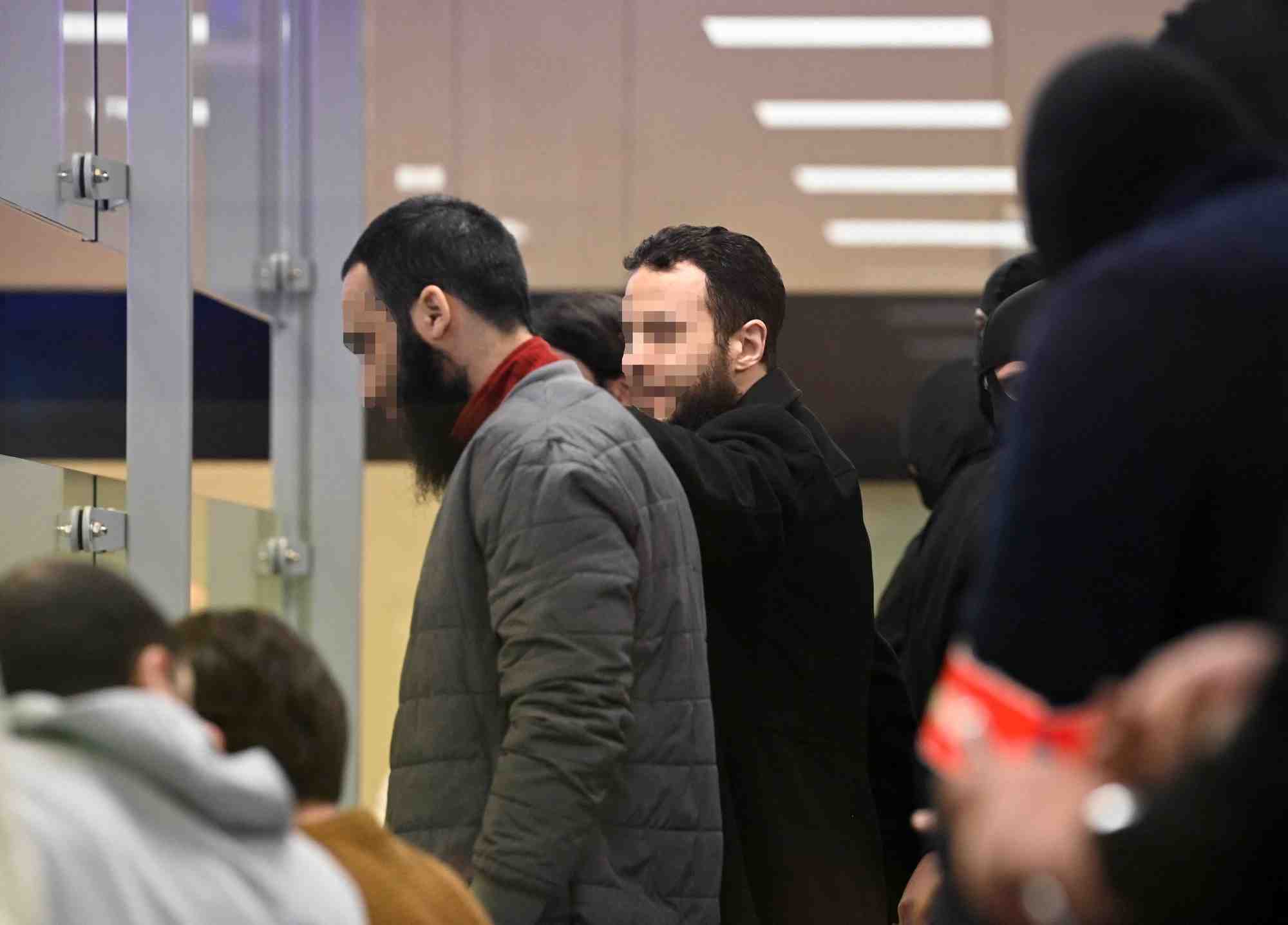 Les accuses salah abdeslam et sofien ayari parlent au tribunal
