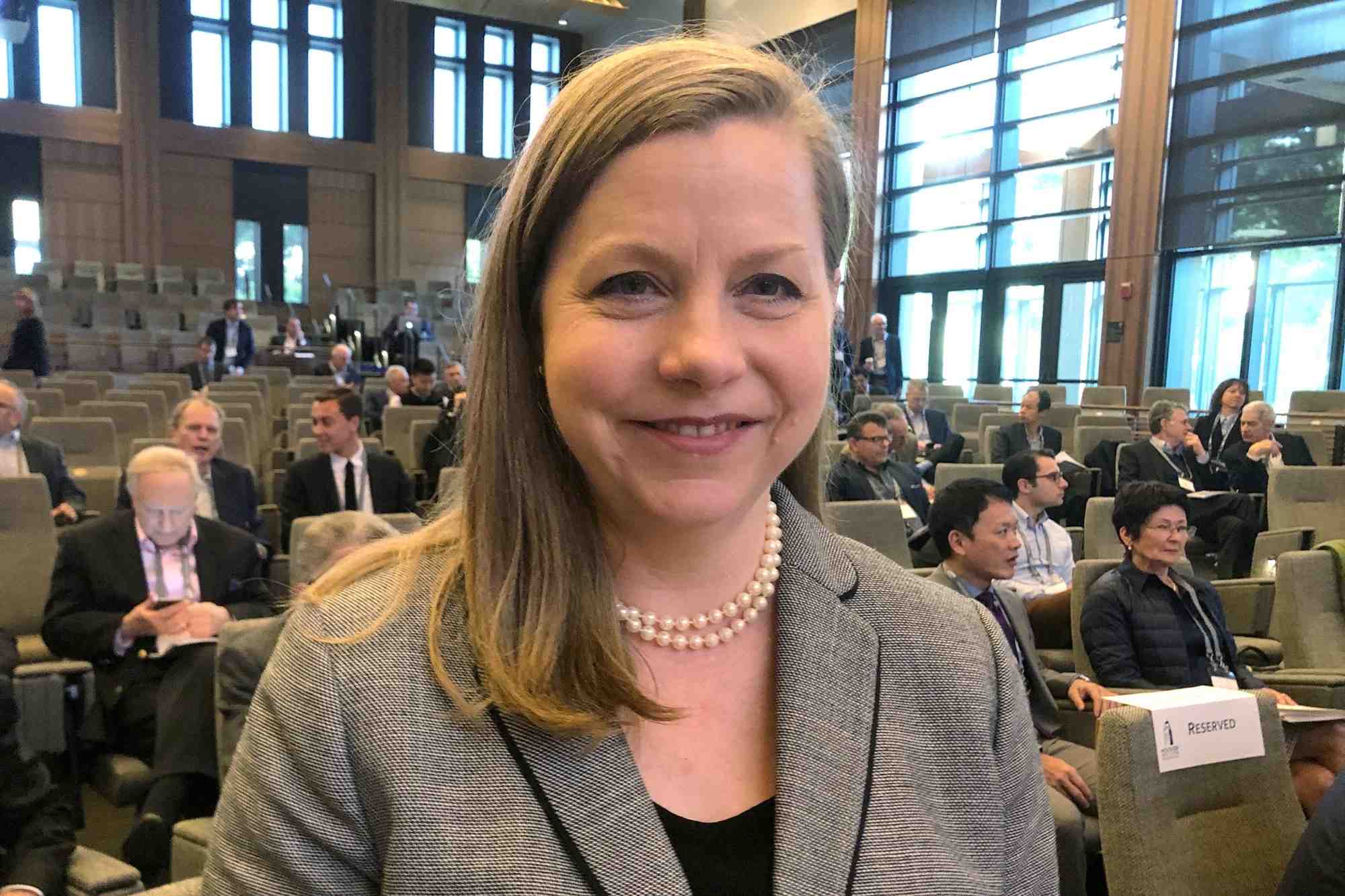 La gouverneure de la reserve federale americaine michelle bowman lors d'une conference a la hoover institution