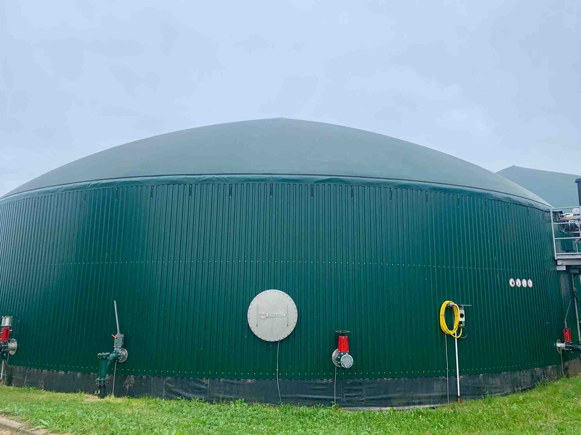 Les méthaniseurs, ces grandes cuves cylindriques surmontées d'un dôme qui poussent dans les campagnes, permettent de produire du biogaz grâce à la fermentation de déchets organiques et, en particulier, de déchets agricoles.
