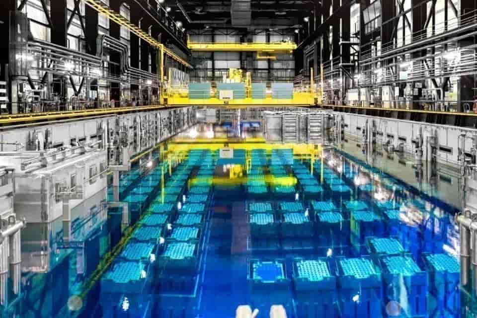 Vue de l'une des quatre piscines d'entreposage d'Orano La Hague.