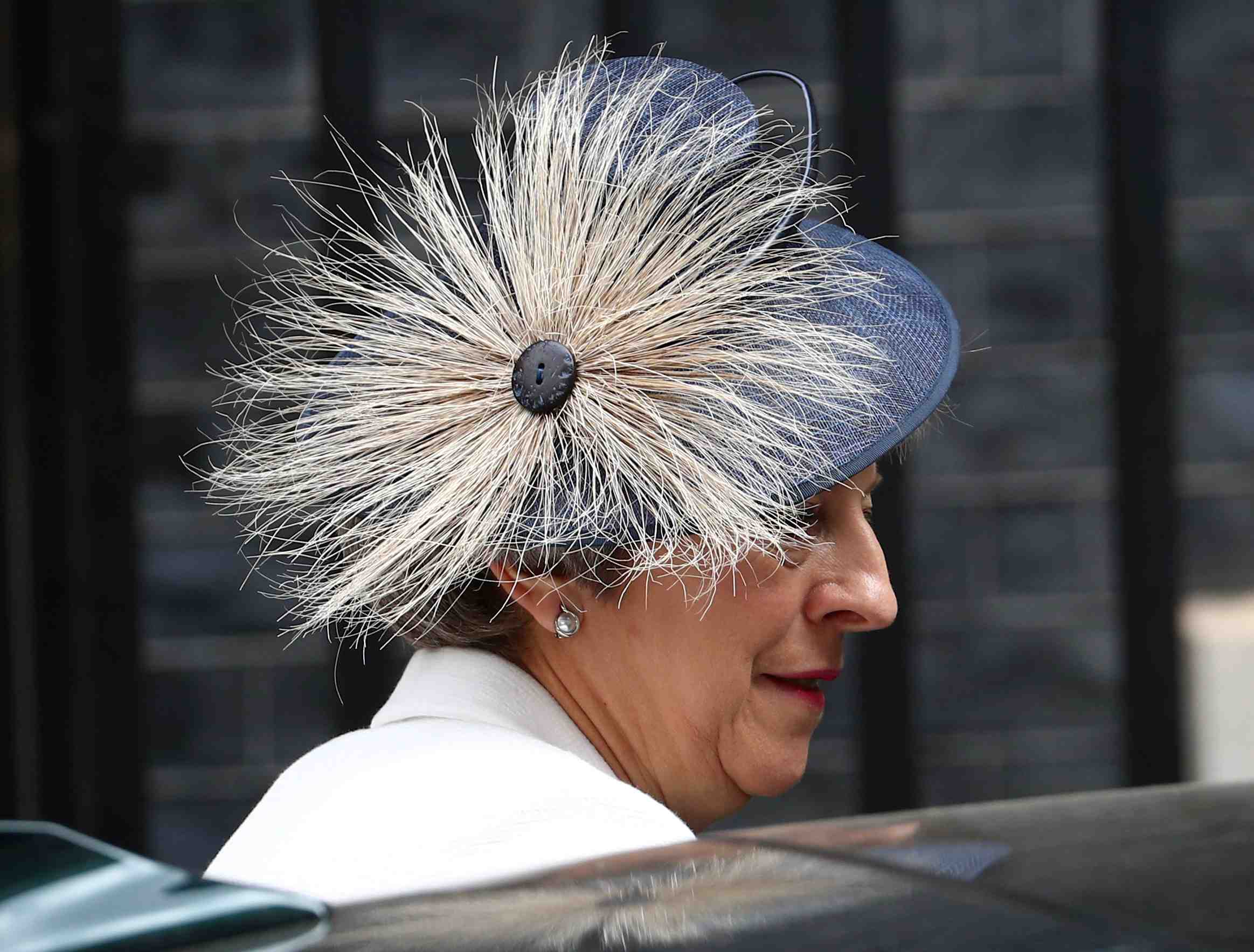 Theresa may reaffirme son autorite apres les demissions de johnson et de davis