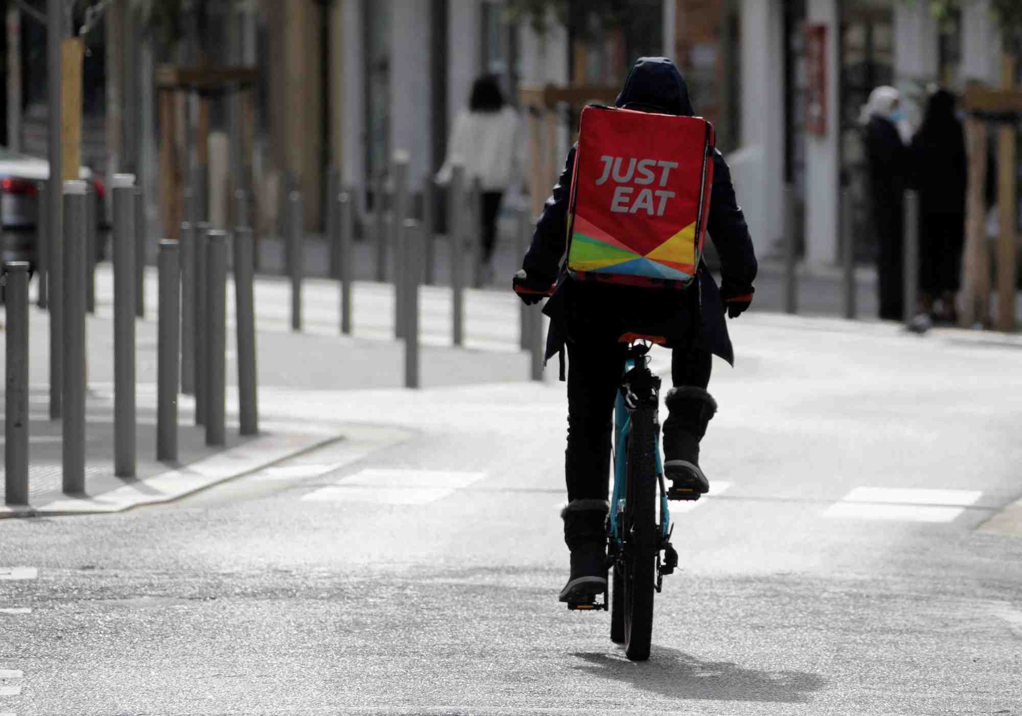 Un livreur just eat a nice