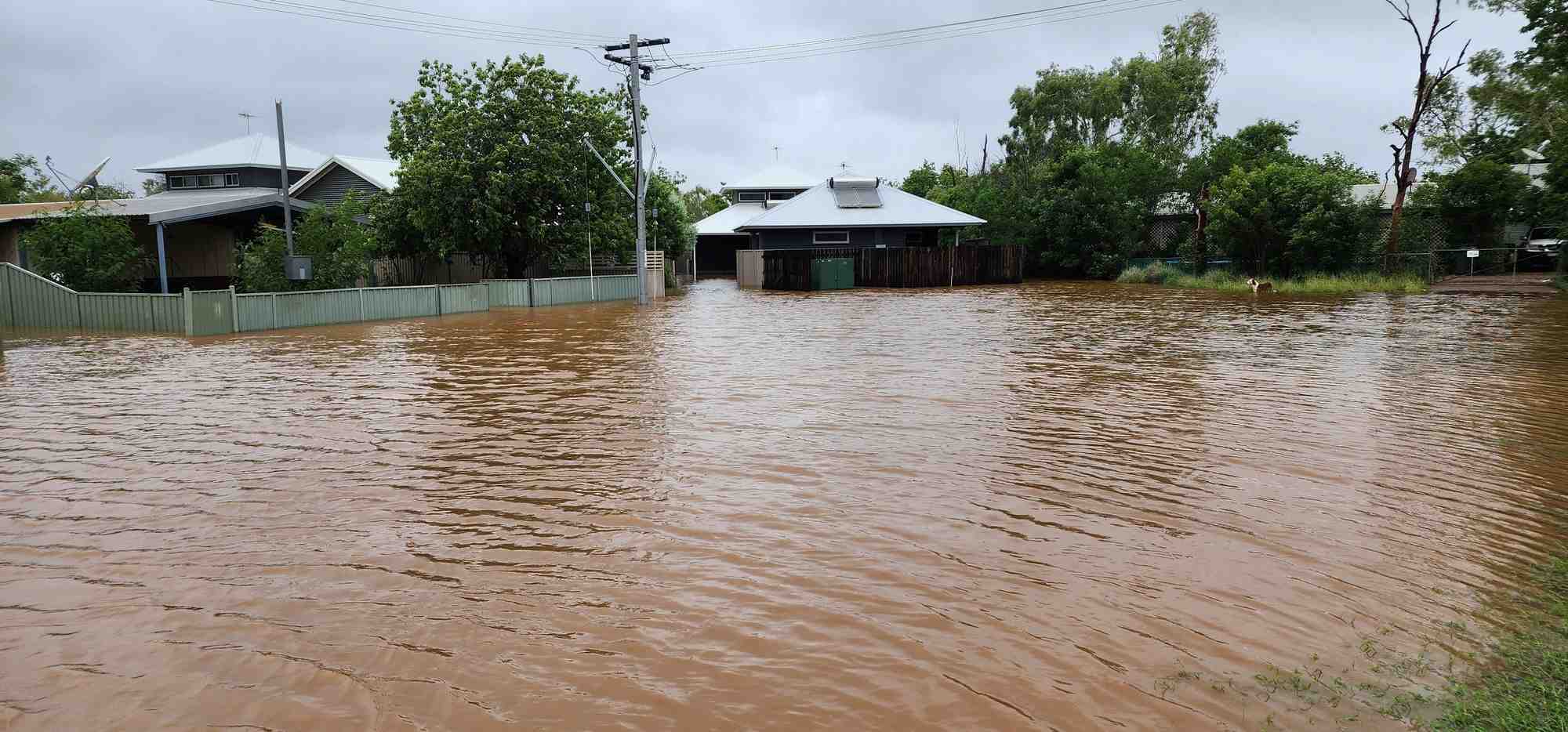Les inondations a fitzroy crossing, en australie