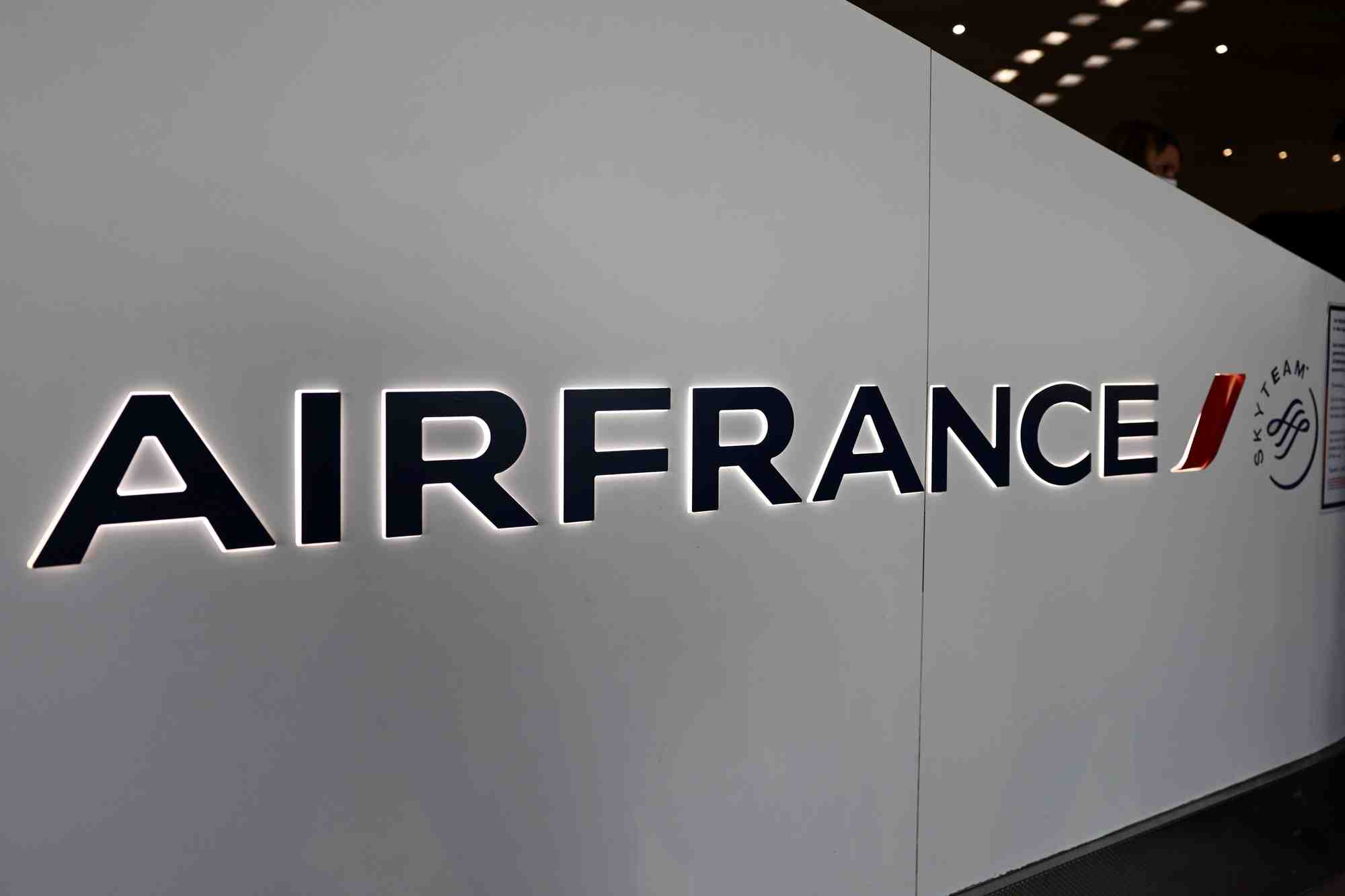 Photo du logo de la compagnie aerienne air france visible a l'aeroport de paris charles de gaulle