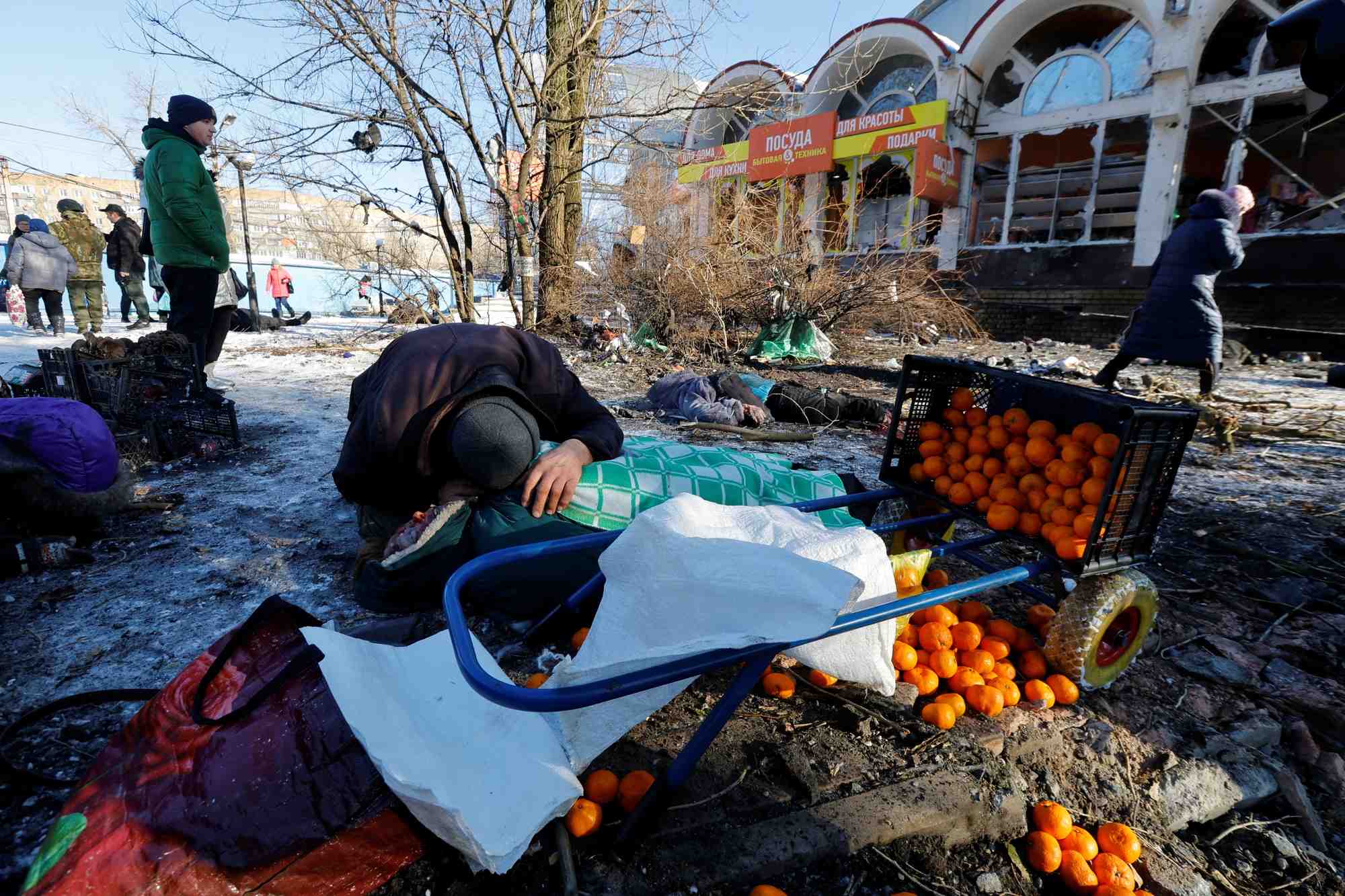 Une scene de deuil apres le bombardement ukrainien a donetsk