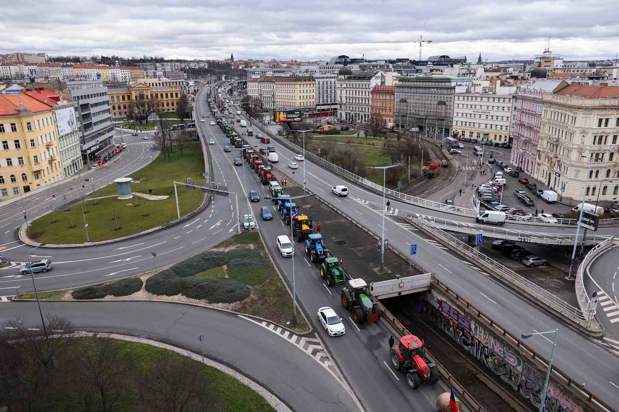 Des agriculteurs conduisent des tracteurs lors d'une manifestation a prague, en republique tcheque