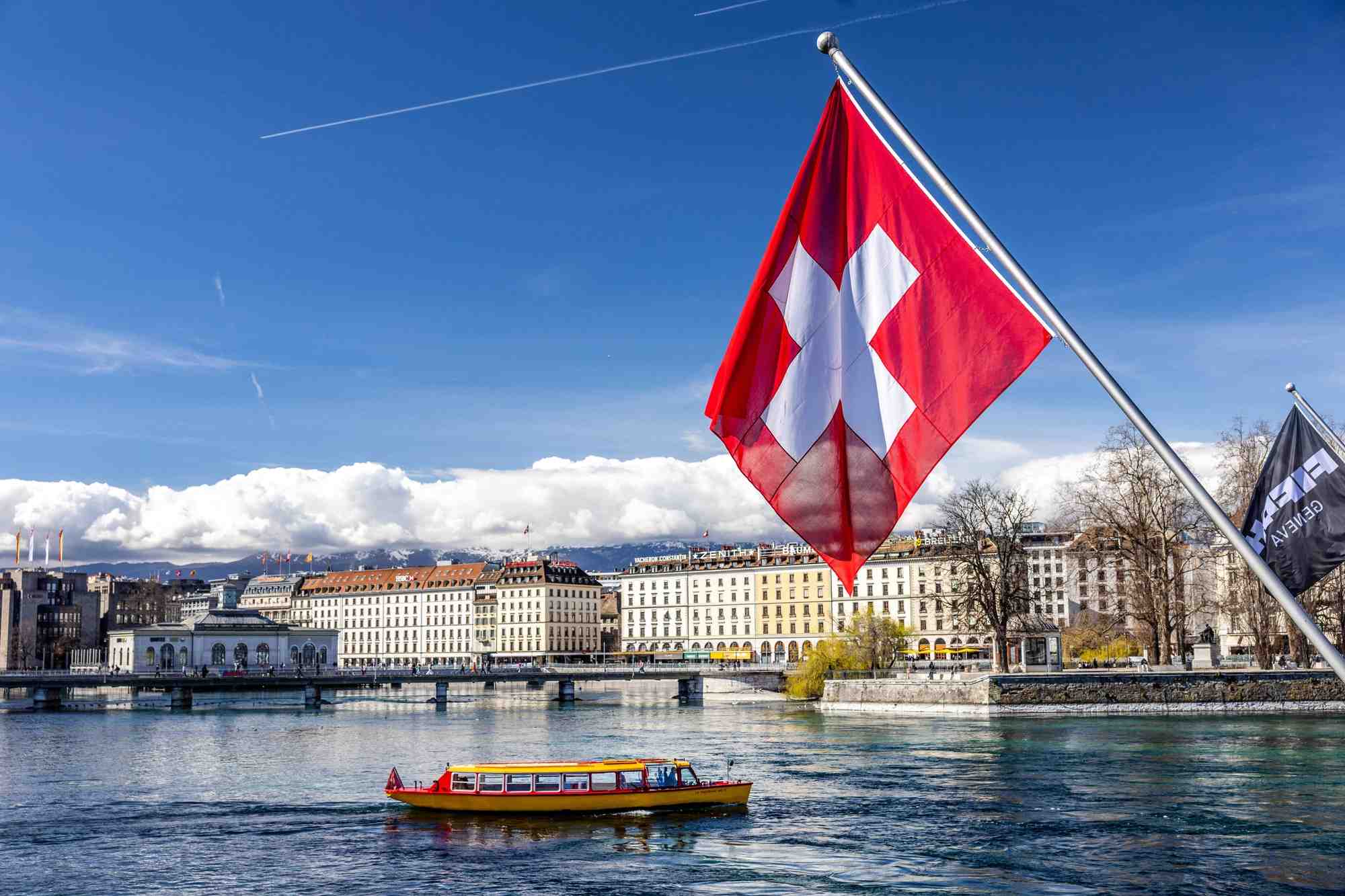 Le drapeau suisse au port de geneve