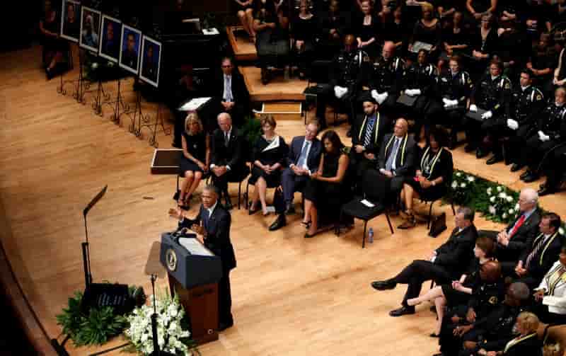 Obama rend hommage aux cinq policiers de dallas